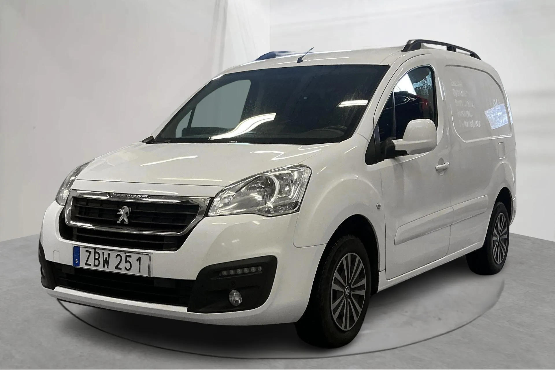 Presentation photo 1 of 13: Peugeot Partner 1.6 BlueHDI Skåp (100hk) - 294 510 km - Automatic - white - 2017
