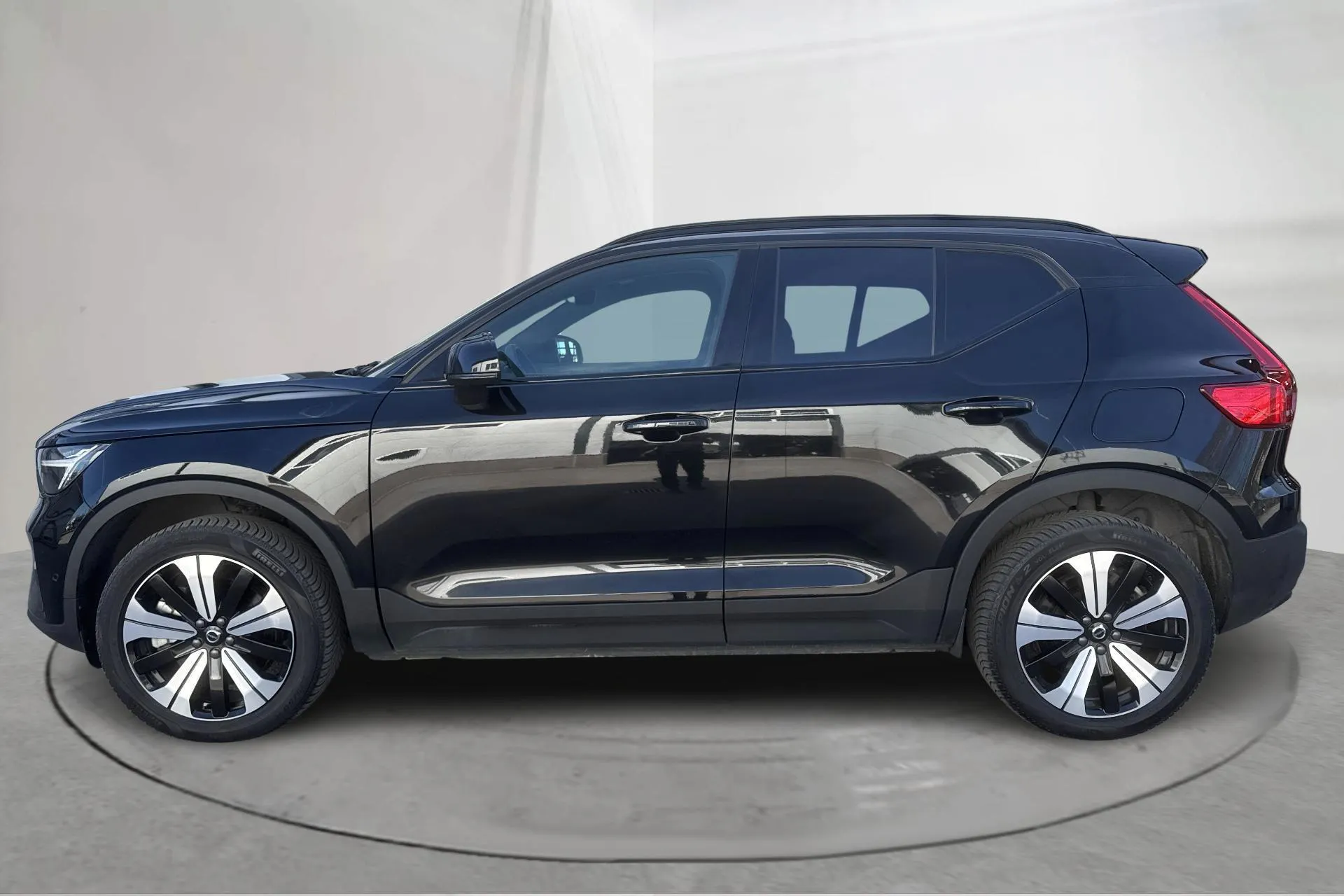 Presentationsfoto 2 av 20: Volvo XC40 P8 Recharge Twin AWD (408hk) - 7 895 mil - Automat - svart - 2023
