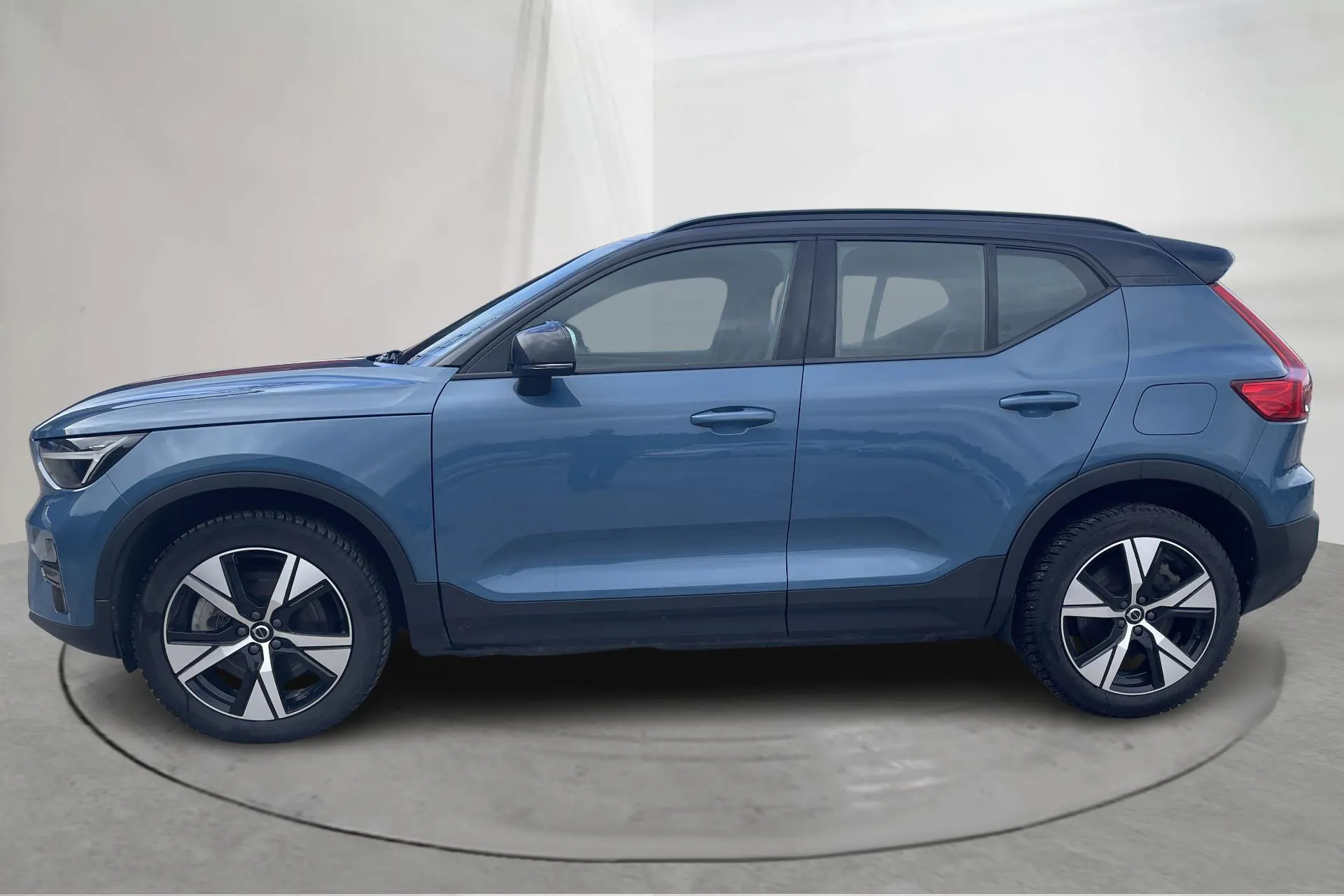 Presentationsfoto 2 av 22: Volvo XC40 P6 Recharge (231hk) - 11 818 mil - Automat - blå - 2023