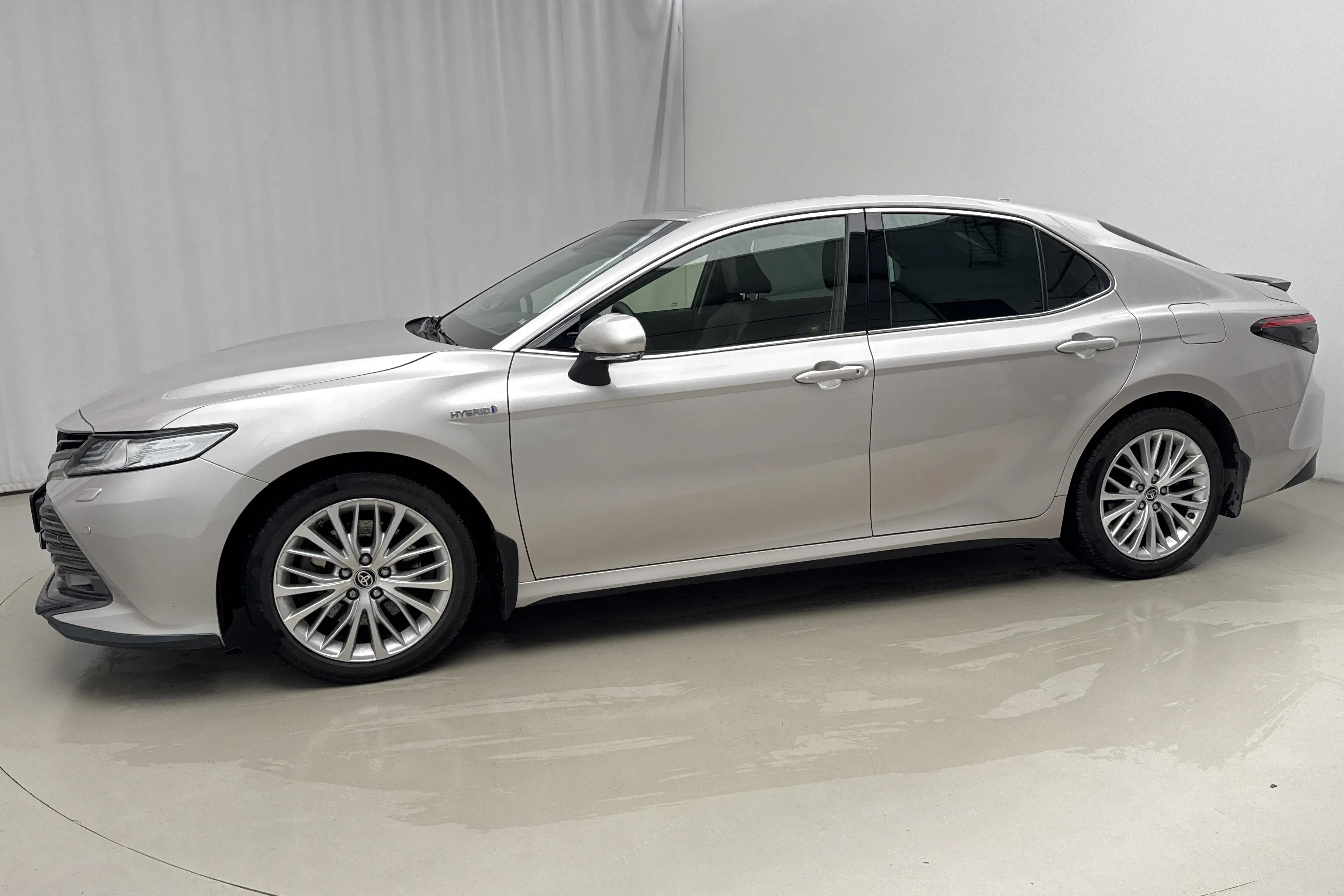 Presentation photo 2 of 20: Toyota Camry 2.5 Hybrid (218hk) - 90 800 km - Automatic - Light Brown - 2020