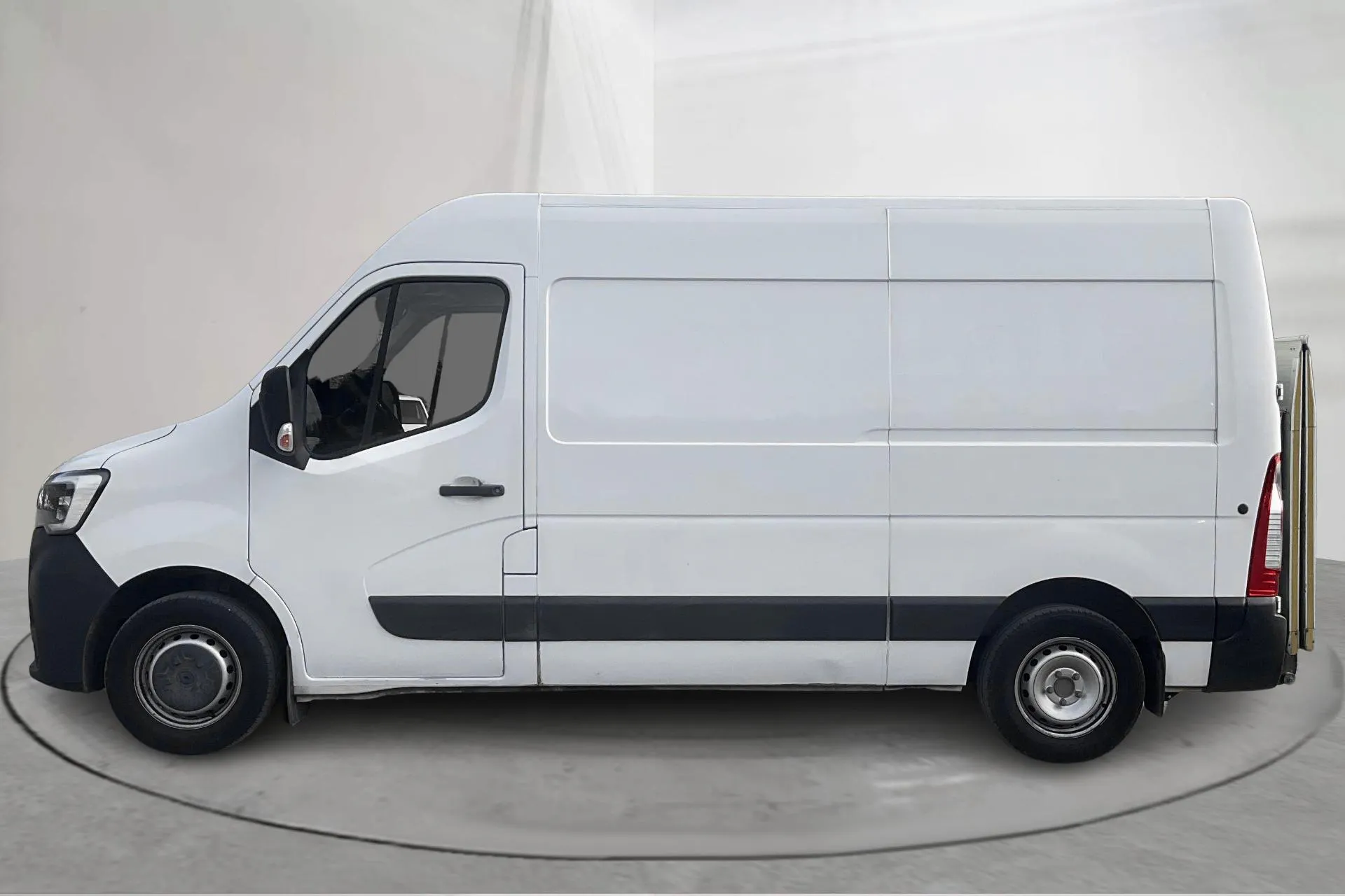 Presentation photo 2 of 14: Renault Master 2.3 dCi FAP 2WD (150hk) - 121 680 km - Automatic - white - 2021