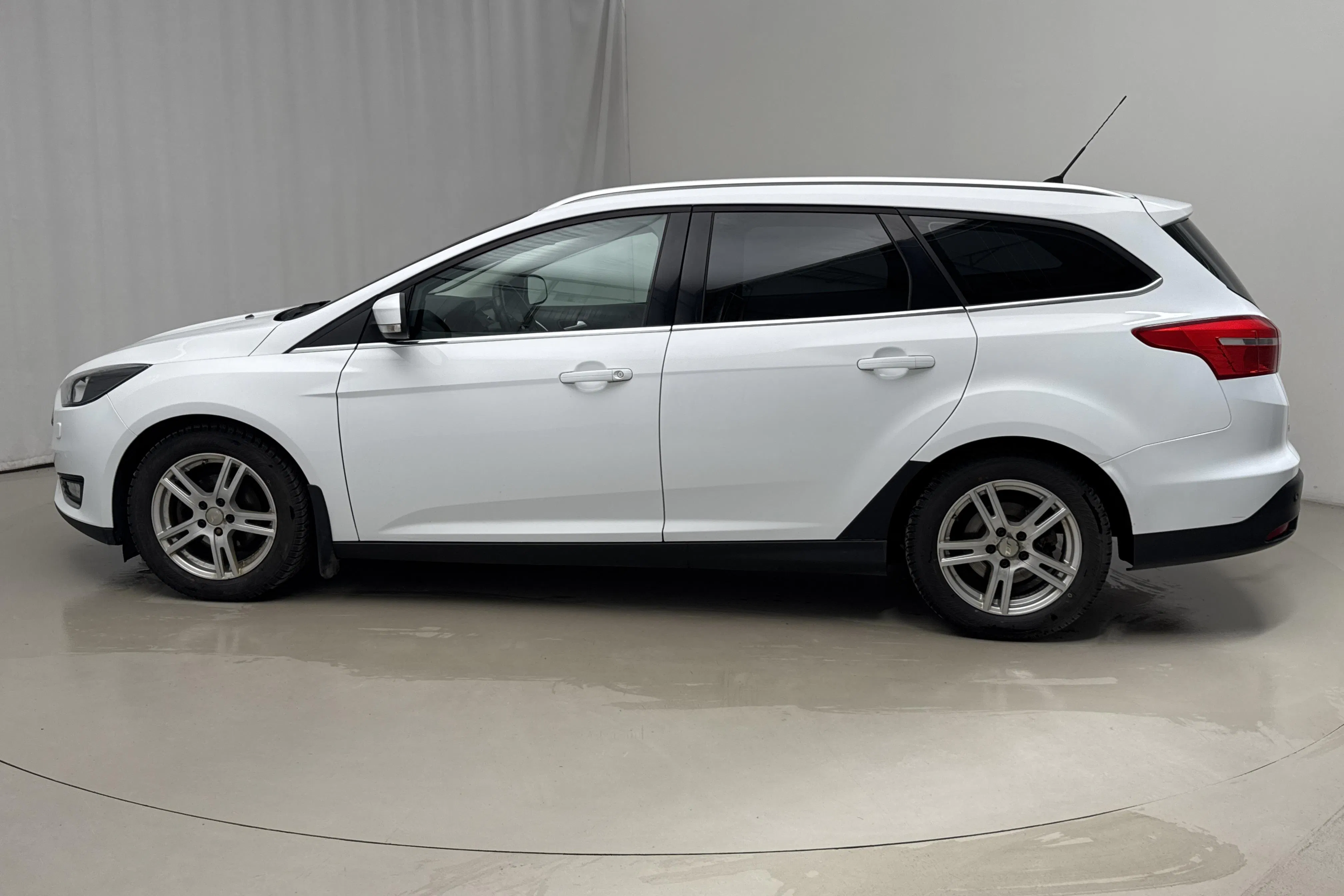 Presentationsfoto 2 av 16: Ford Focus 1.0 EcoBoost Kombi (100hk) - 20 314 mil - Manuell - vit - 2016