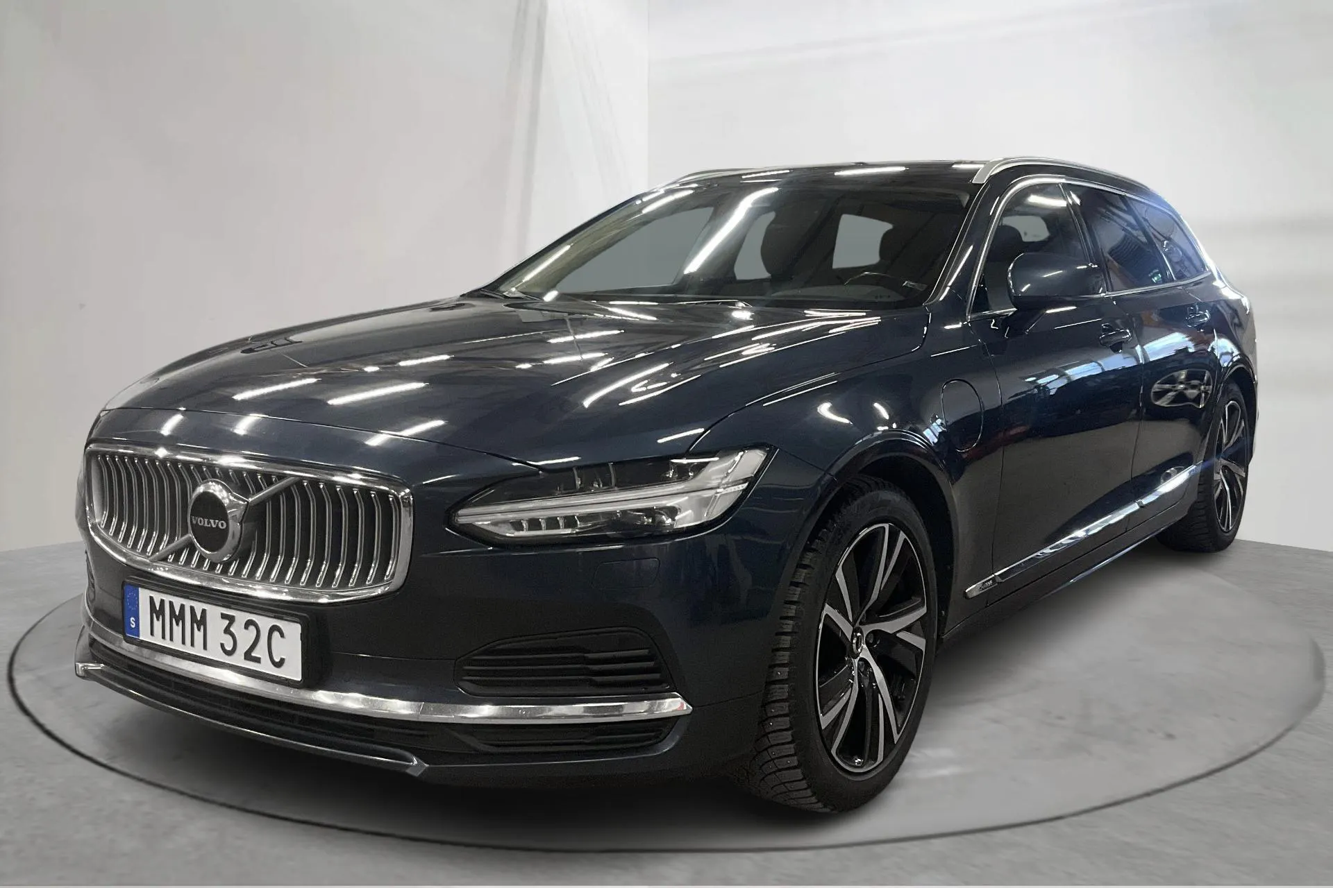 Presentationsfoto 1 av 15: Volvo V90 T6 AWD Twin Engine (340hk) - 15 731 mil - Automat - Dark Blue - 2022