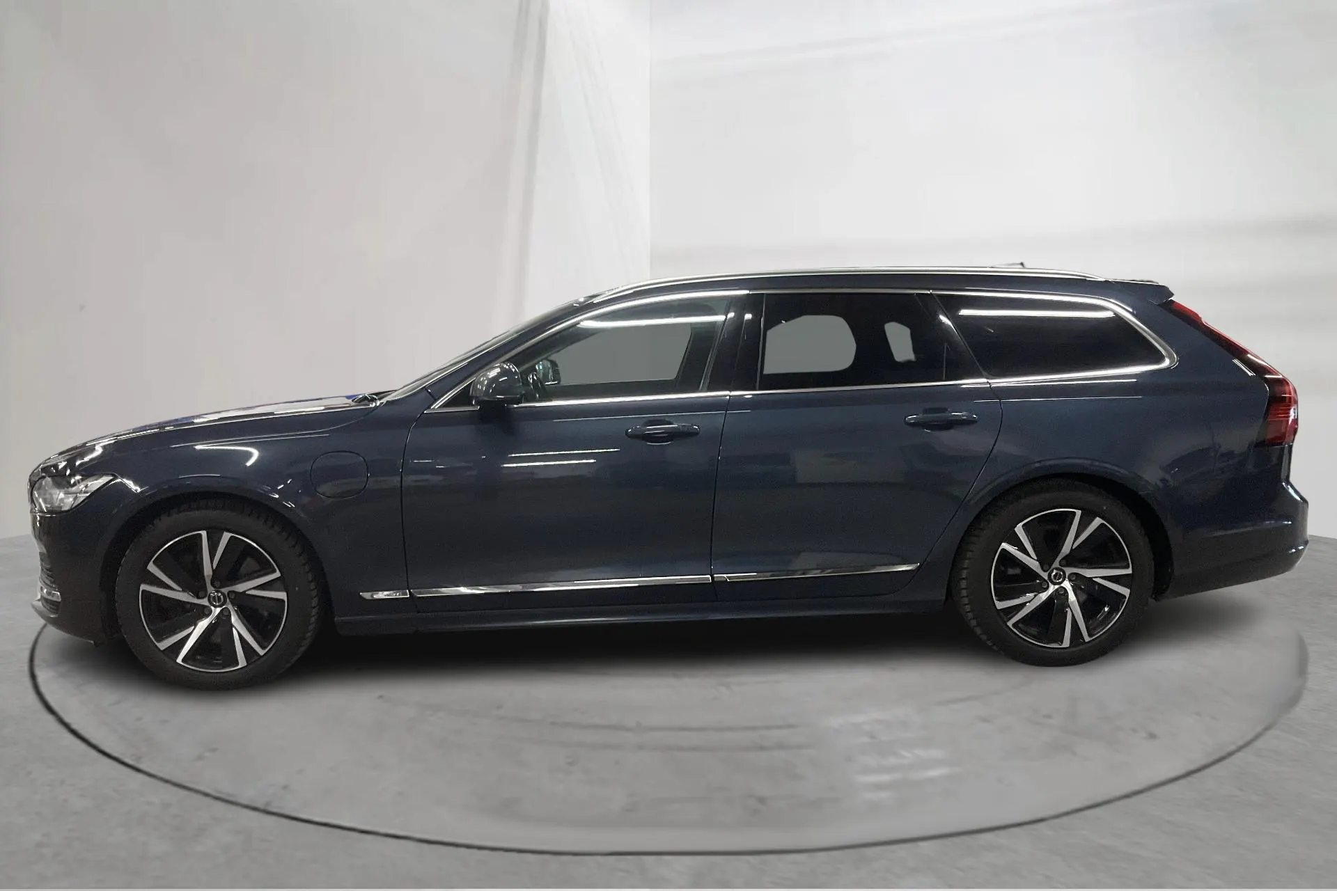 Presentationsfoto 2 av 15: Volvo V90 T6 AWD Twin Engine (340hk) - 15 731 mil - Automat - Dark Blue - 2022
