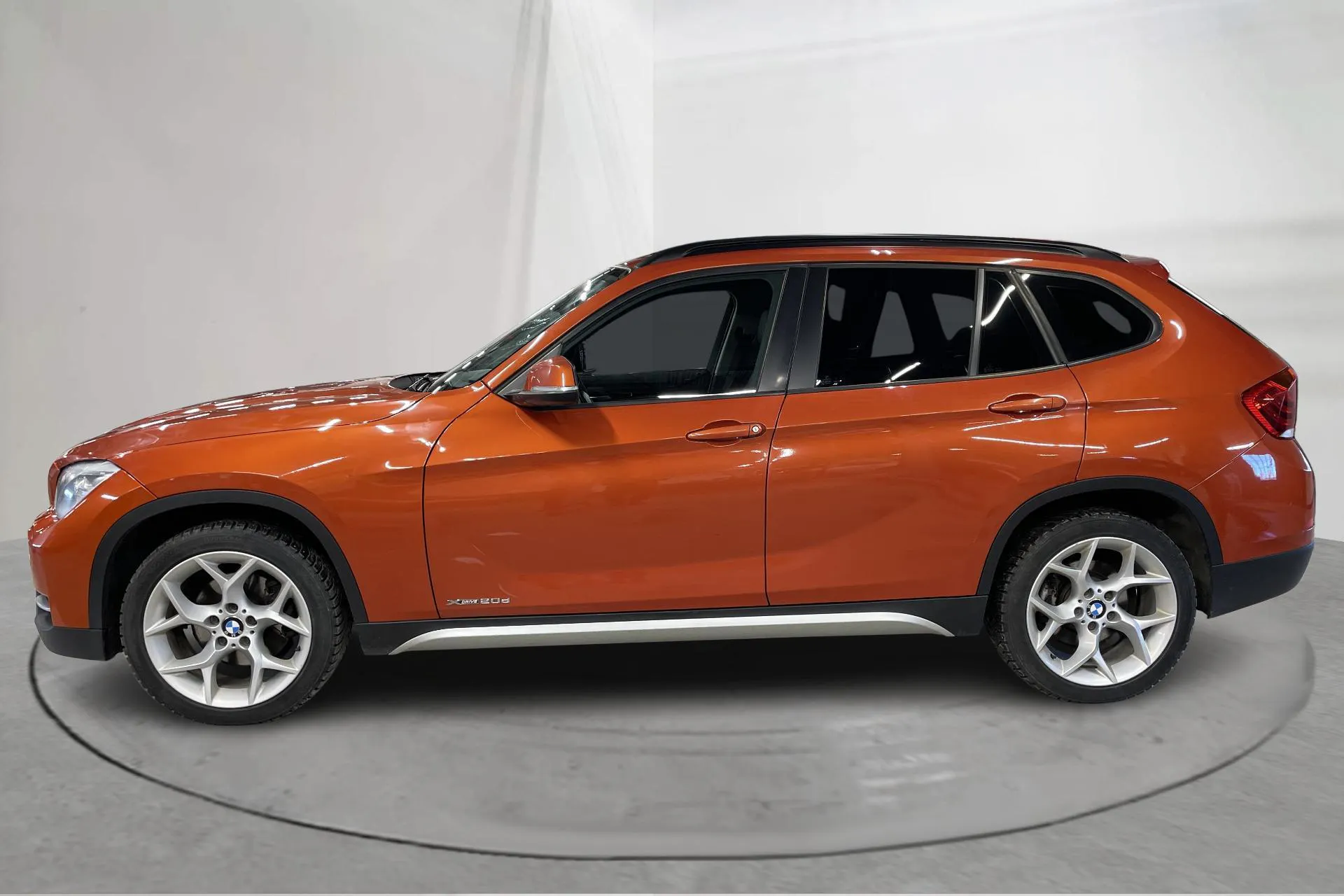 Presentationsfoto 2 av 18: BMW X1 xDrive20d, E84 (184hk) - 18 749 mil - Automat - orange - 2014
