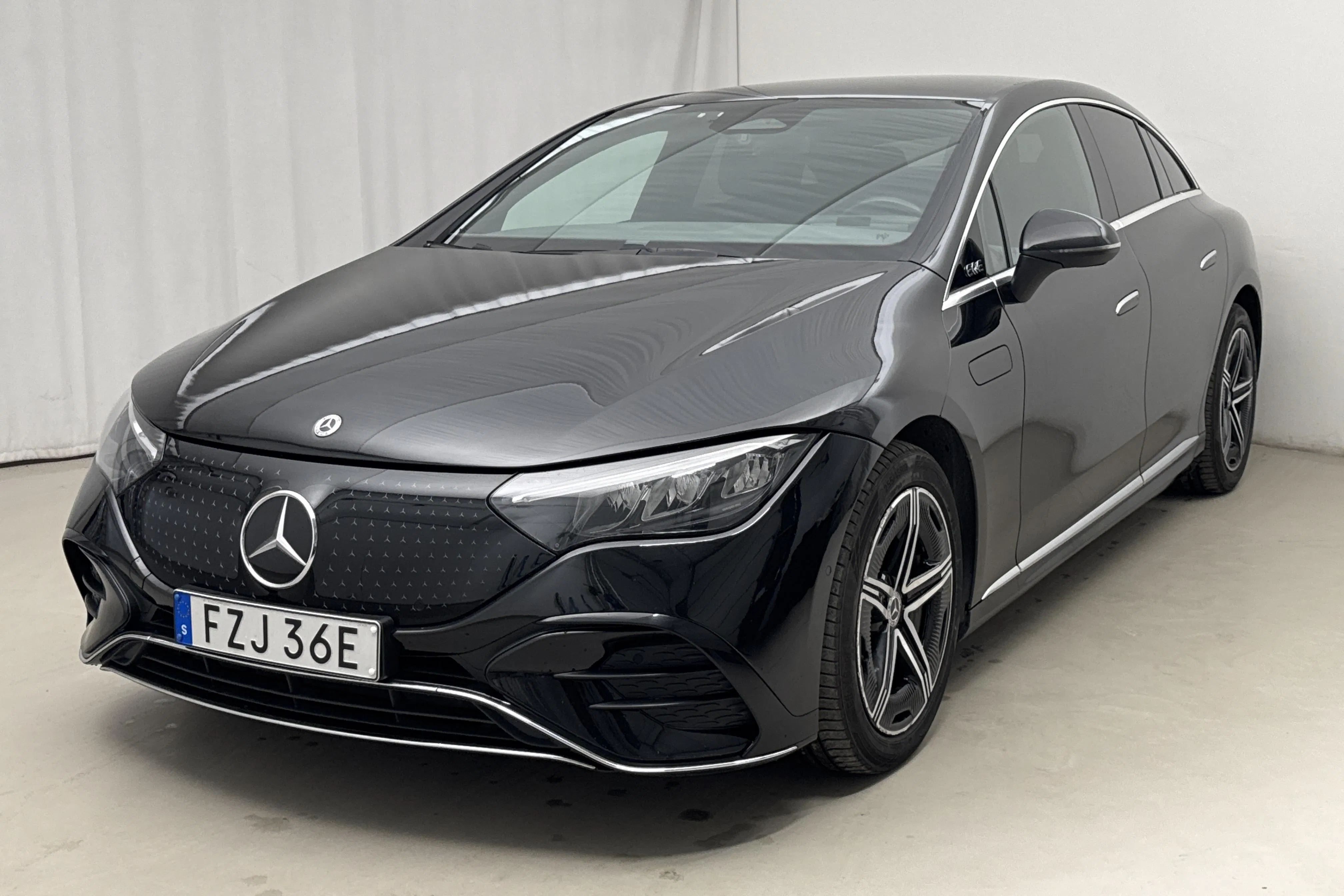 Presentationsfoto 1 av 22: Mercedes EQE 350 4Matic V295 (292hk) - 19 385 mil - Automat - svart - 2024