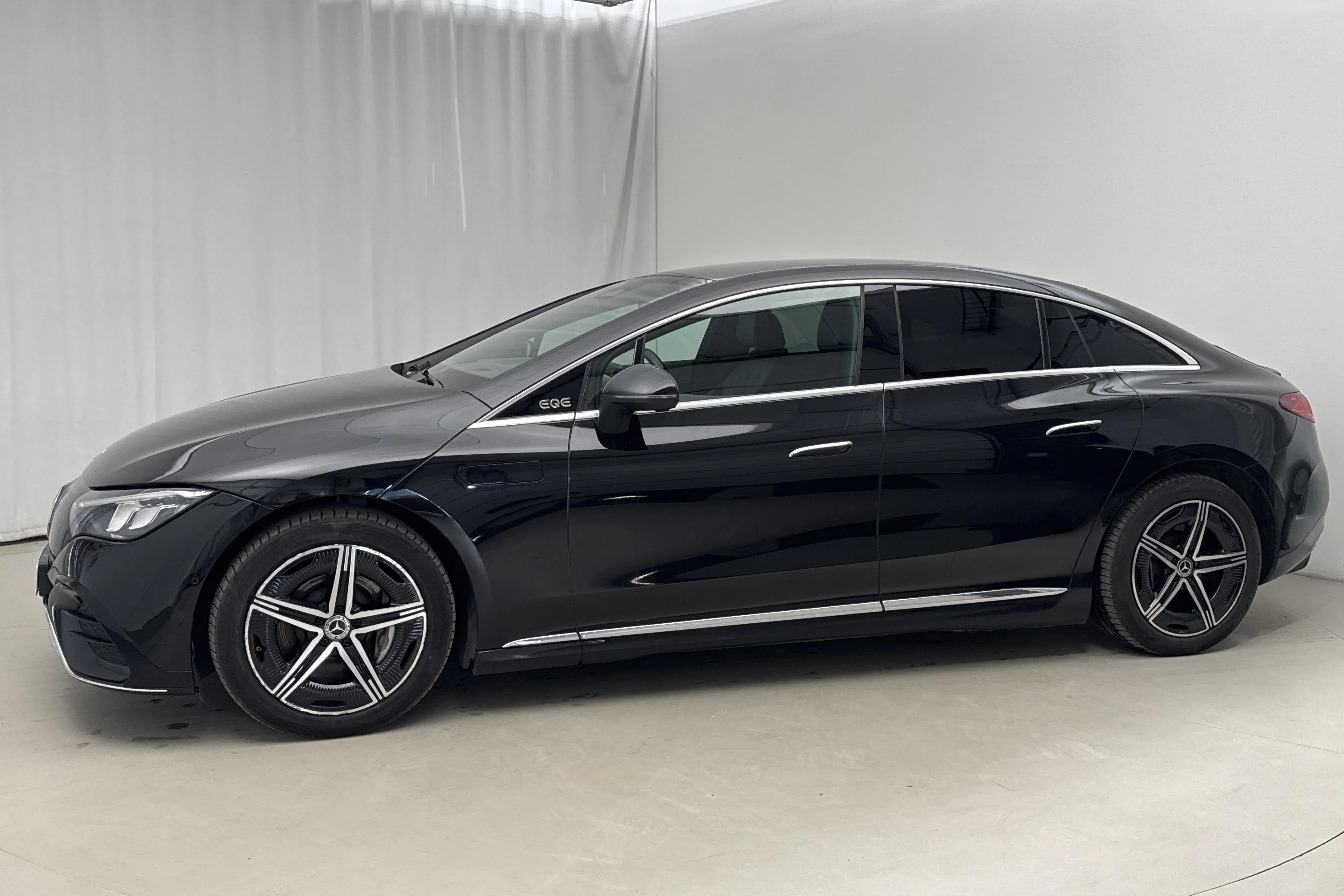 Presentationsfoto 2 av 22: Mercedes EQE 350 4Matic V295 (292hk) - 19 385 mil - Automat - svart - 2024