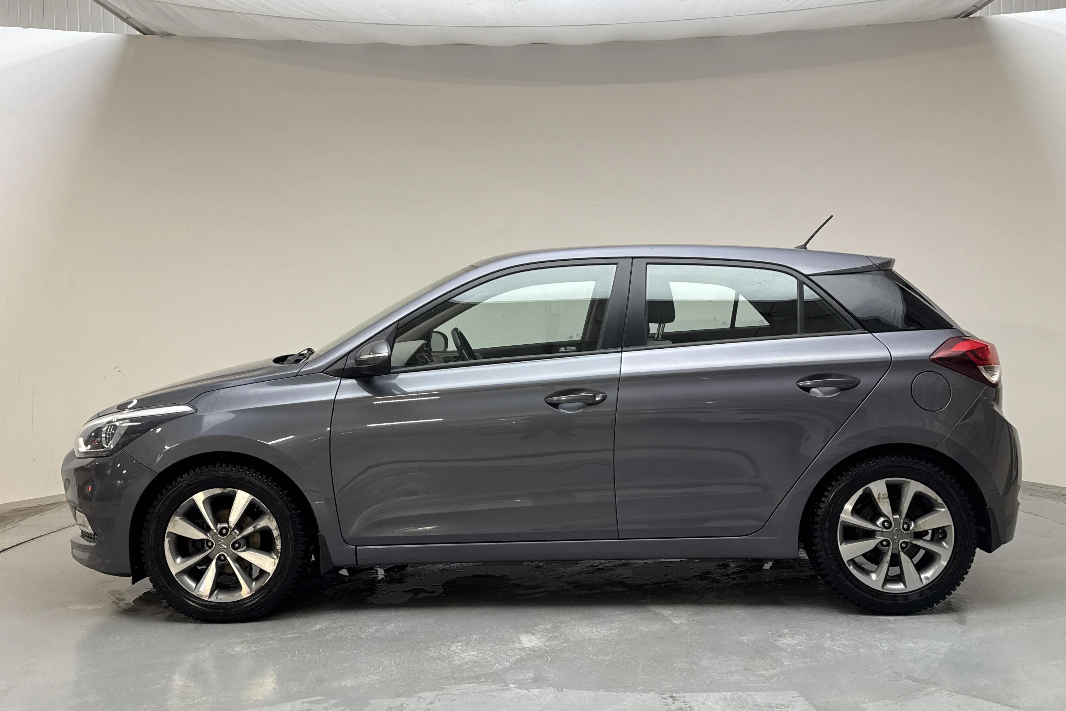 Esitlusfoto 2 aadressil 13: Hyundai i20 1.4 (100hk) - 104 860 km - Käsitsi - Dark Grey - 2016