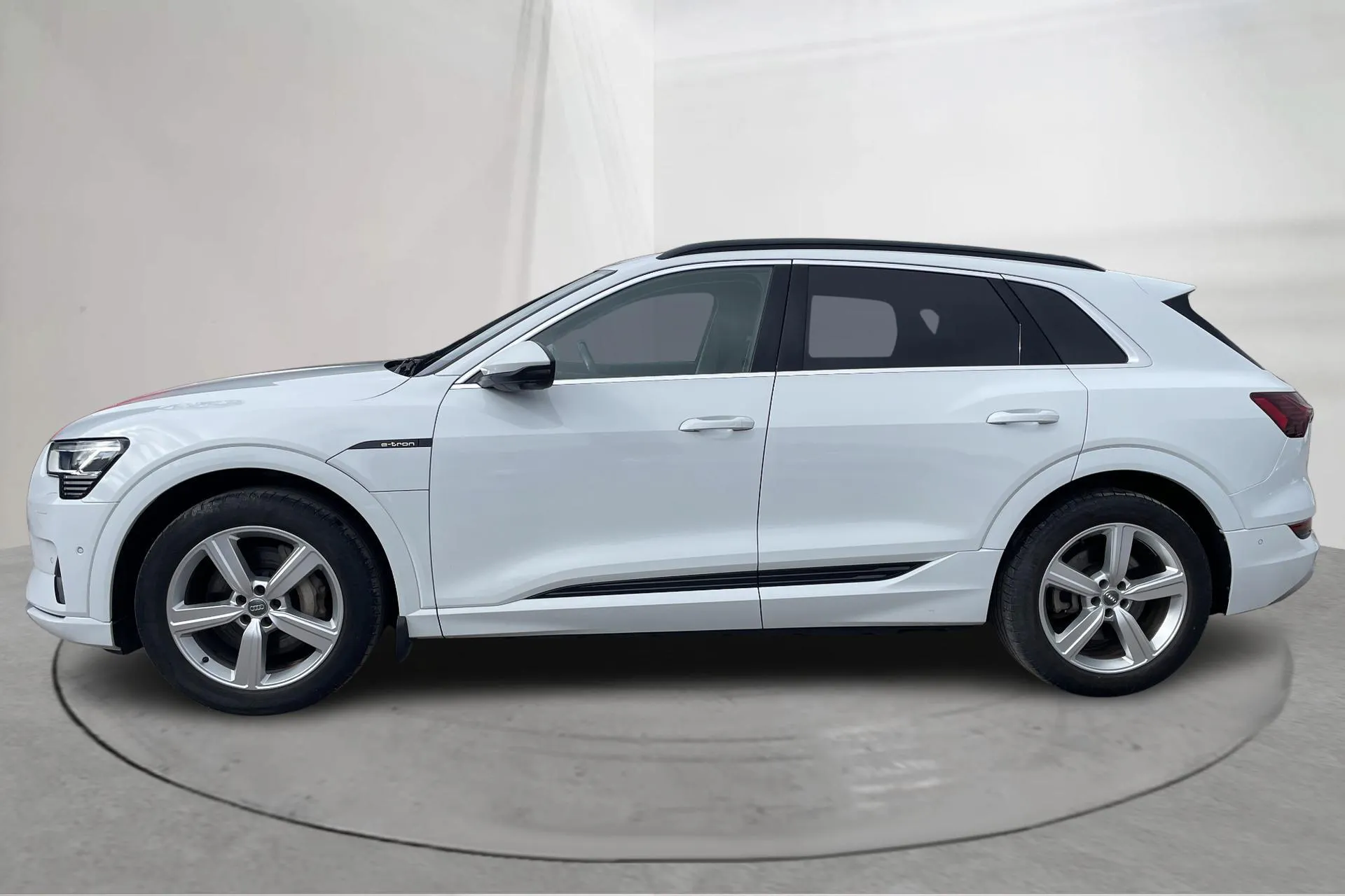 Presentationsfoto 2 av 30: Audi e-tron 55 quattro 95kWh (360hk) - 6 400 mil - Automat - vit - 2020