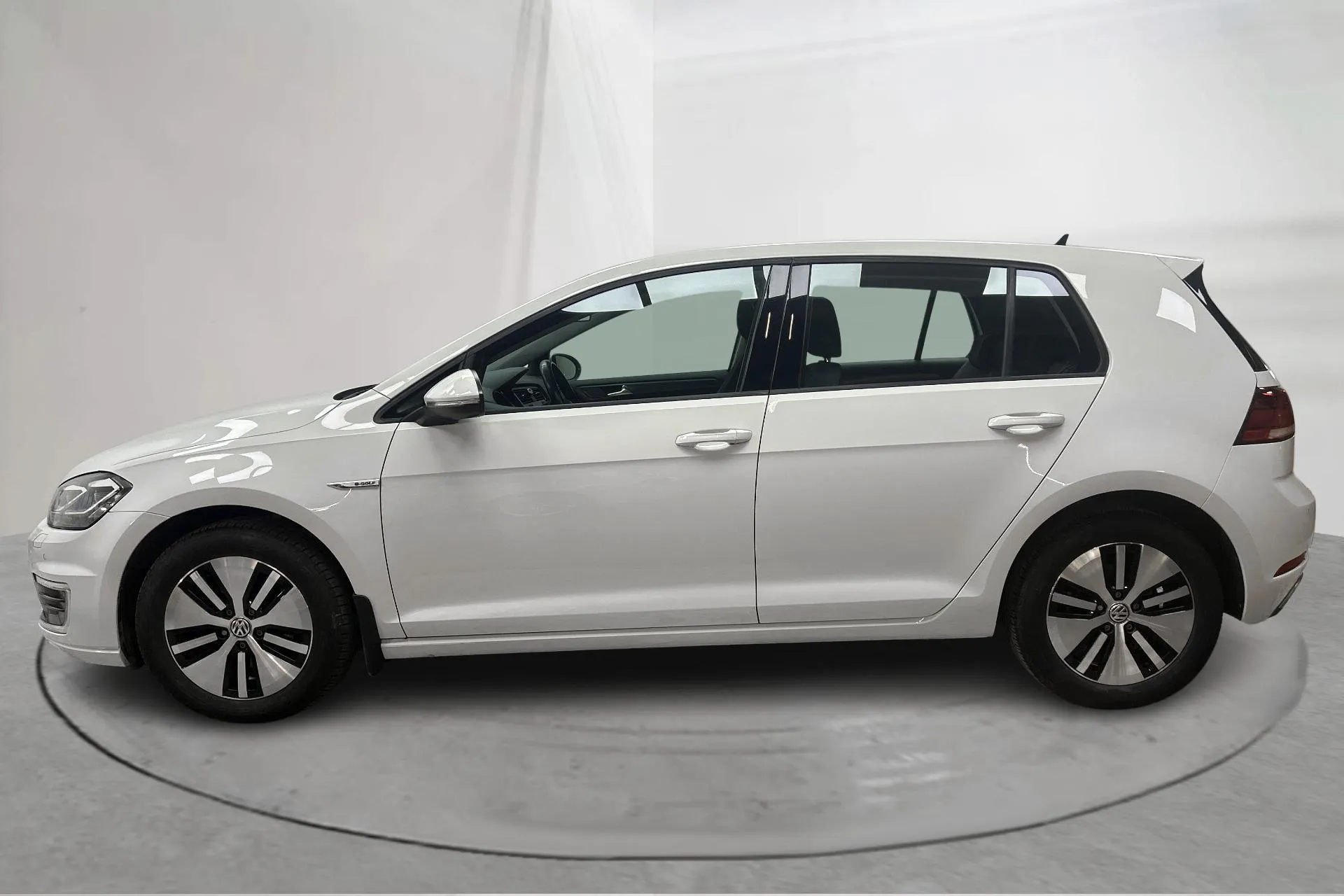 Presentationsfoto 2 av 16: VW e-Golf VII 5dr (136hk) - 1 344 mil - Automat - vit - 2020