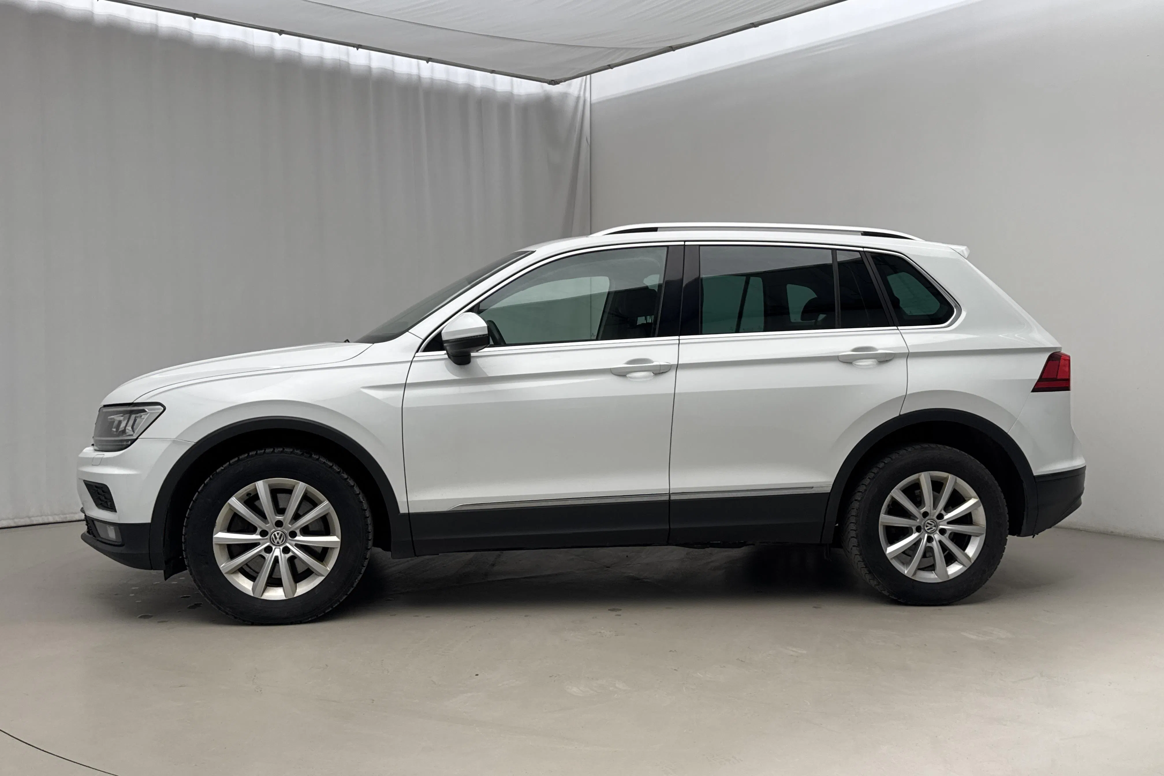Presentation photo 2 of 19: VW Tiguan 2.0 TSI 4MOTION (190hk) - 212 250 km - Automatic - white - 2019