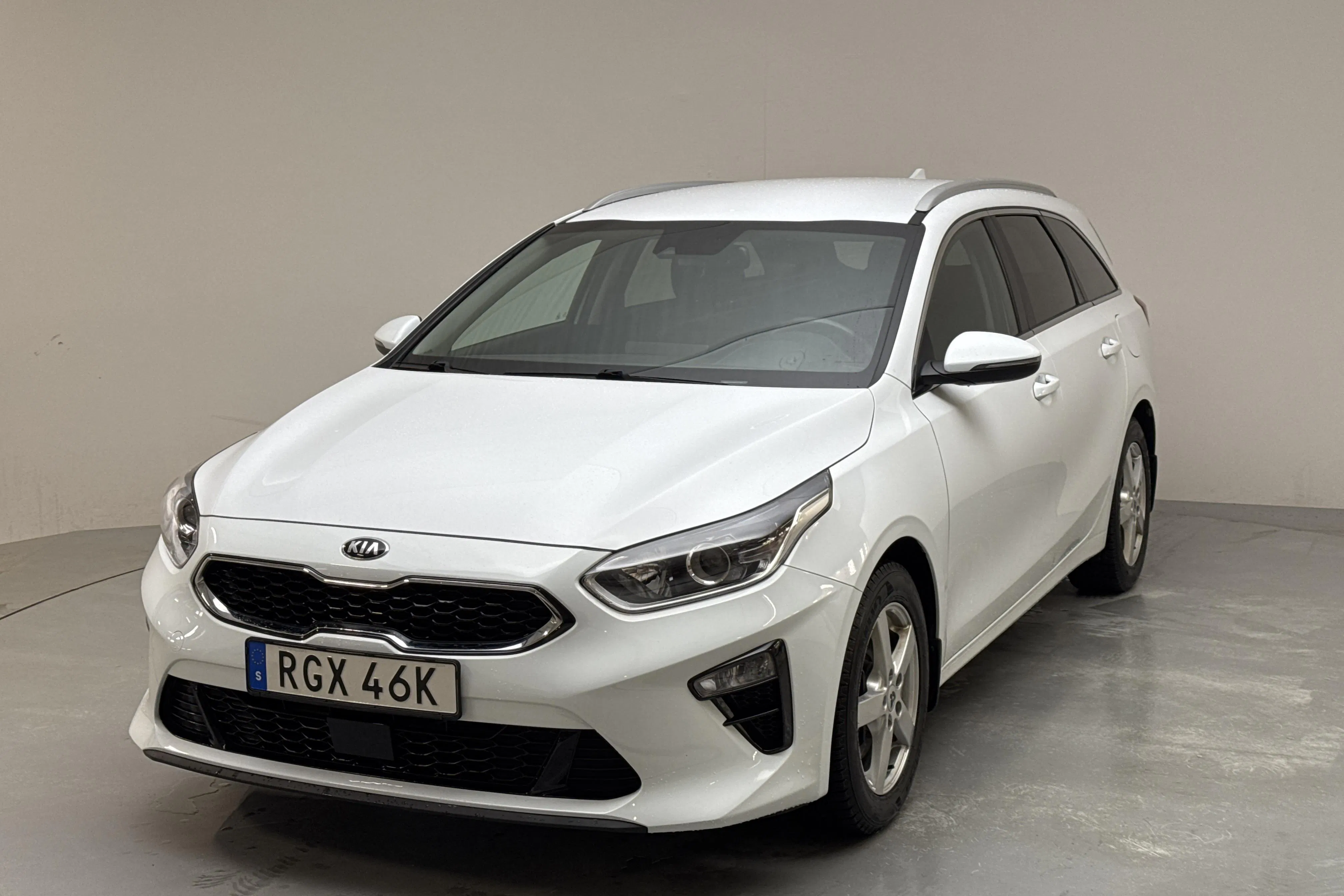 Presentation photo 1 of 14: KIA Ceed 1.4 T-GDi SW (140hk) - 28 120 km - Automatic - white - 2020