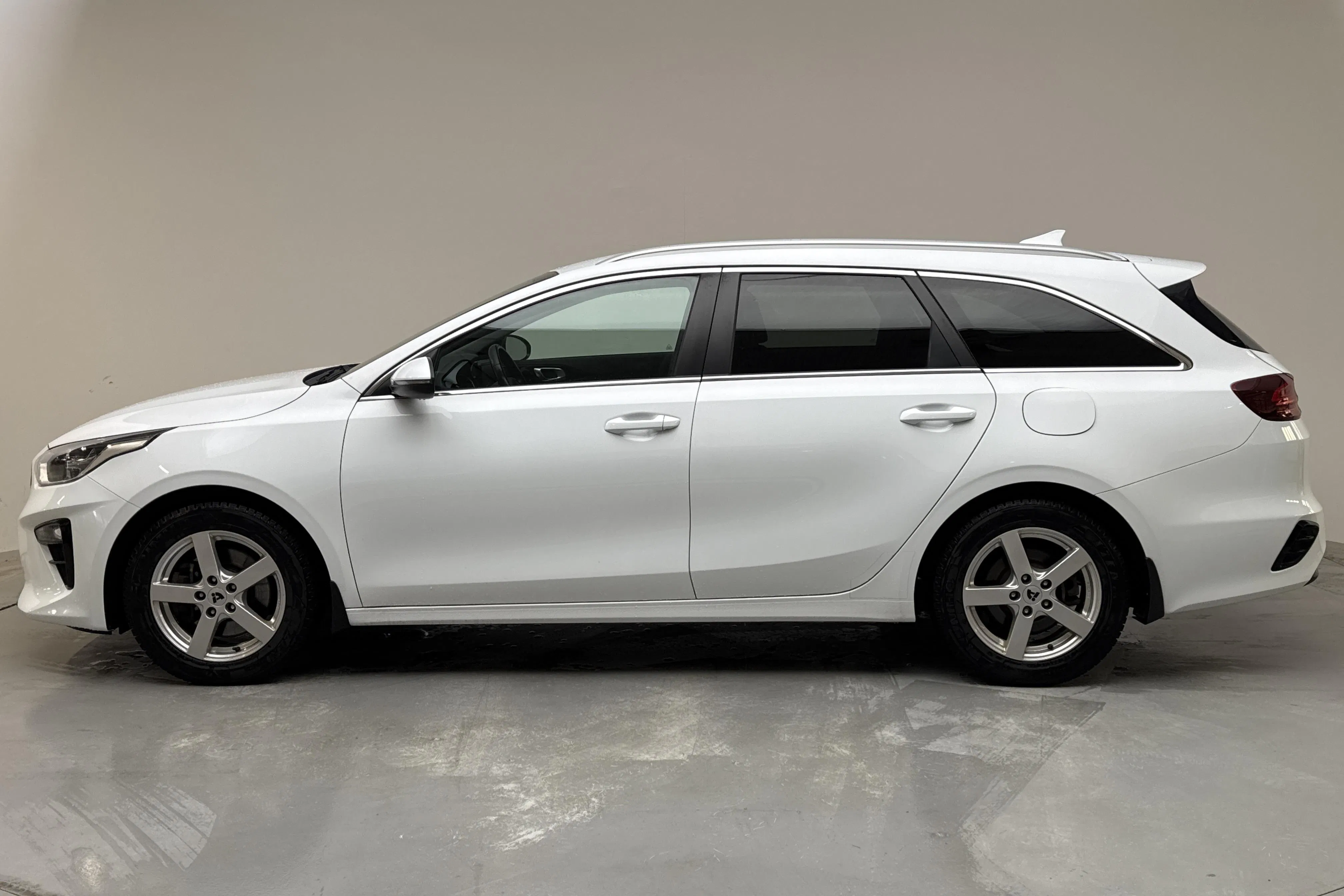 Presentation photo 2 of 14: KIA Ceed 1.4 T-GDi SW (140hk) - 28 120 km - Automatic - white - 2020