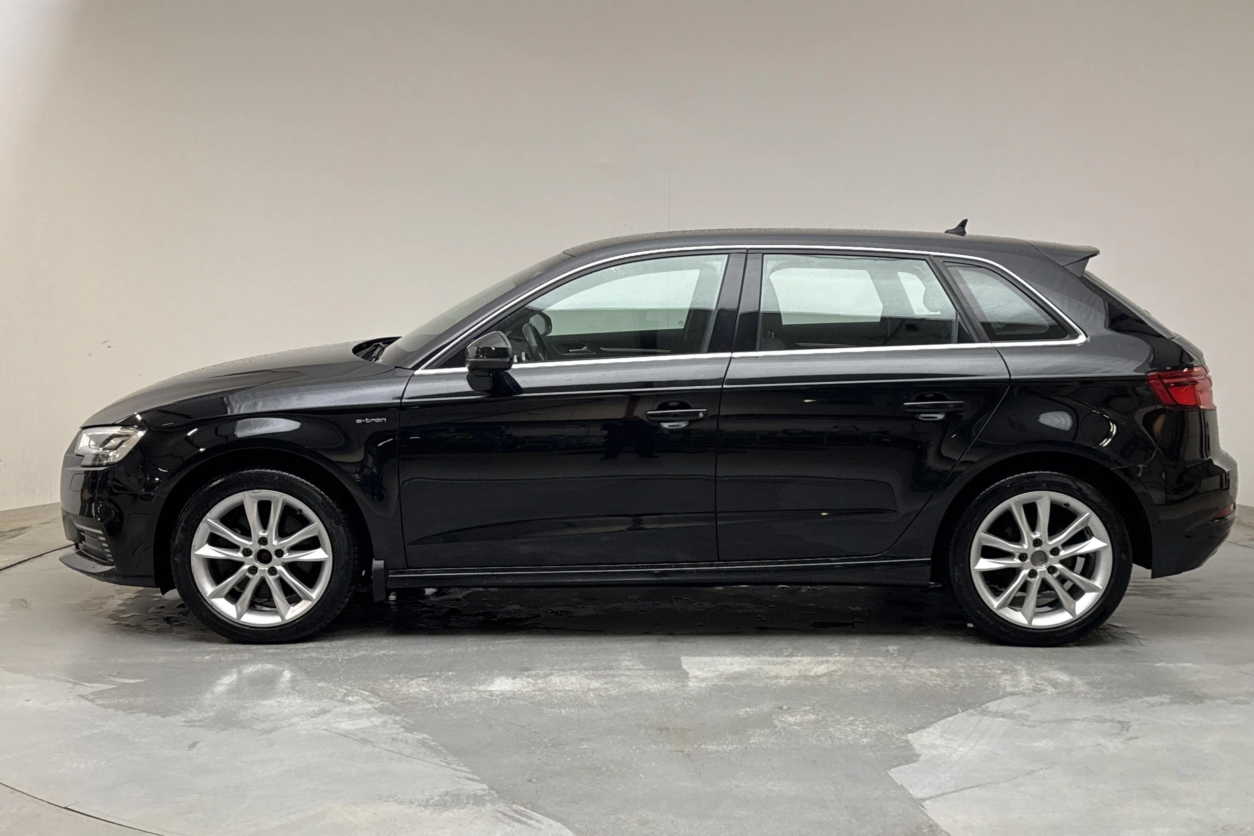 Presentationsfoto 2 av 16: Audi A3 1.4 TFSI e-tron Sportback (150hk) - 8 120 mil - Automat - svart - 2017