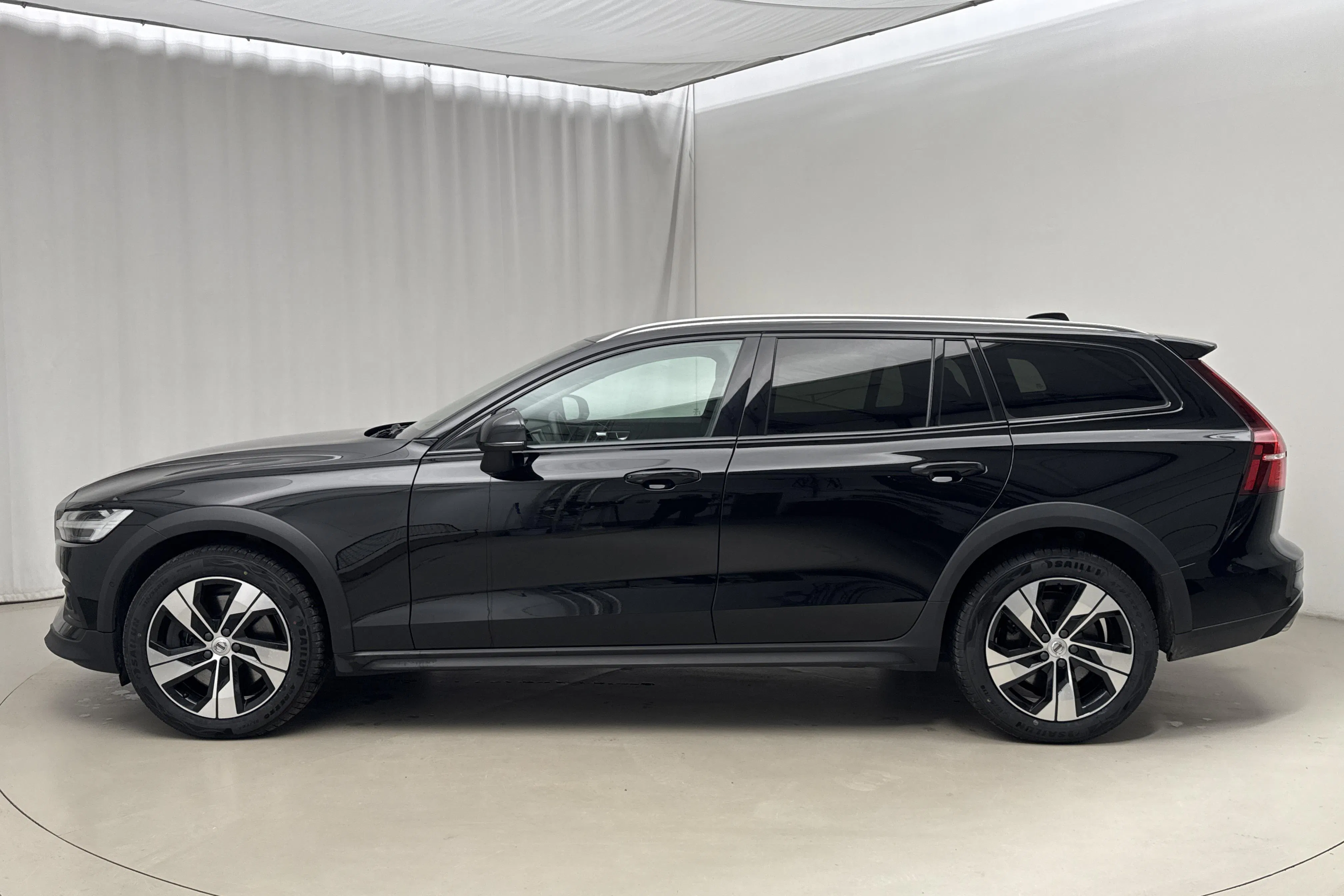 Presentation photo 2 of 21: Volvo V60 B4 Cross Country AWD Mildhybrid, Diesel (197hk) - 93 300 km - Automatic - black - 2022