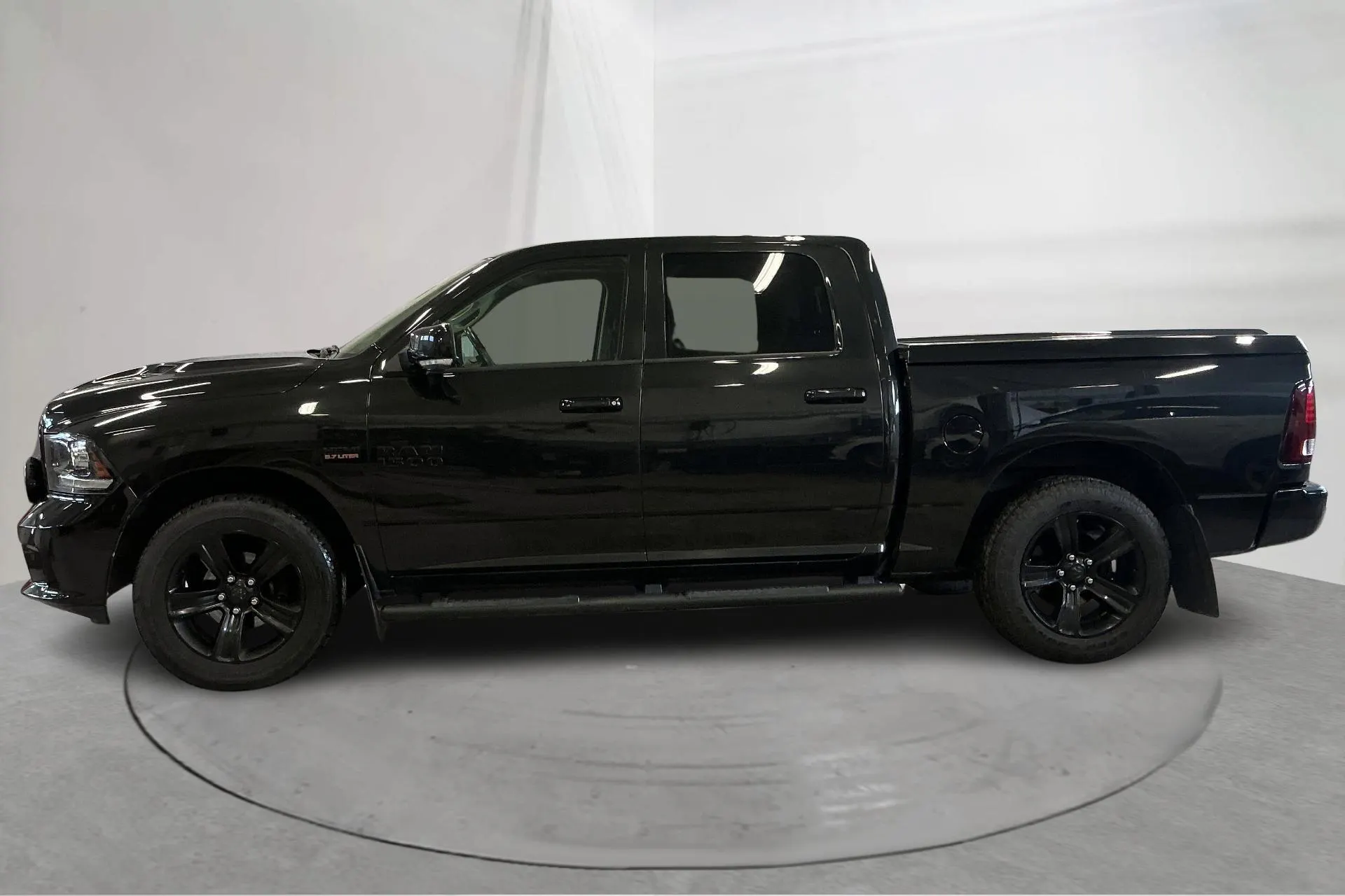 Presentation photo 2 of 17: Dodge RAM 1500 5.7 4WD (401hk) - 103 250 km - Automatic - black - 2017