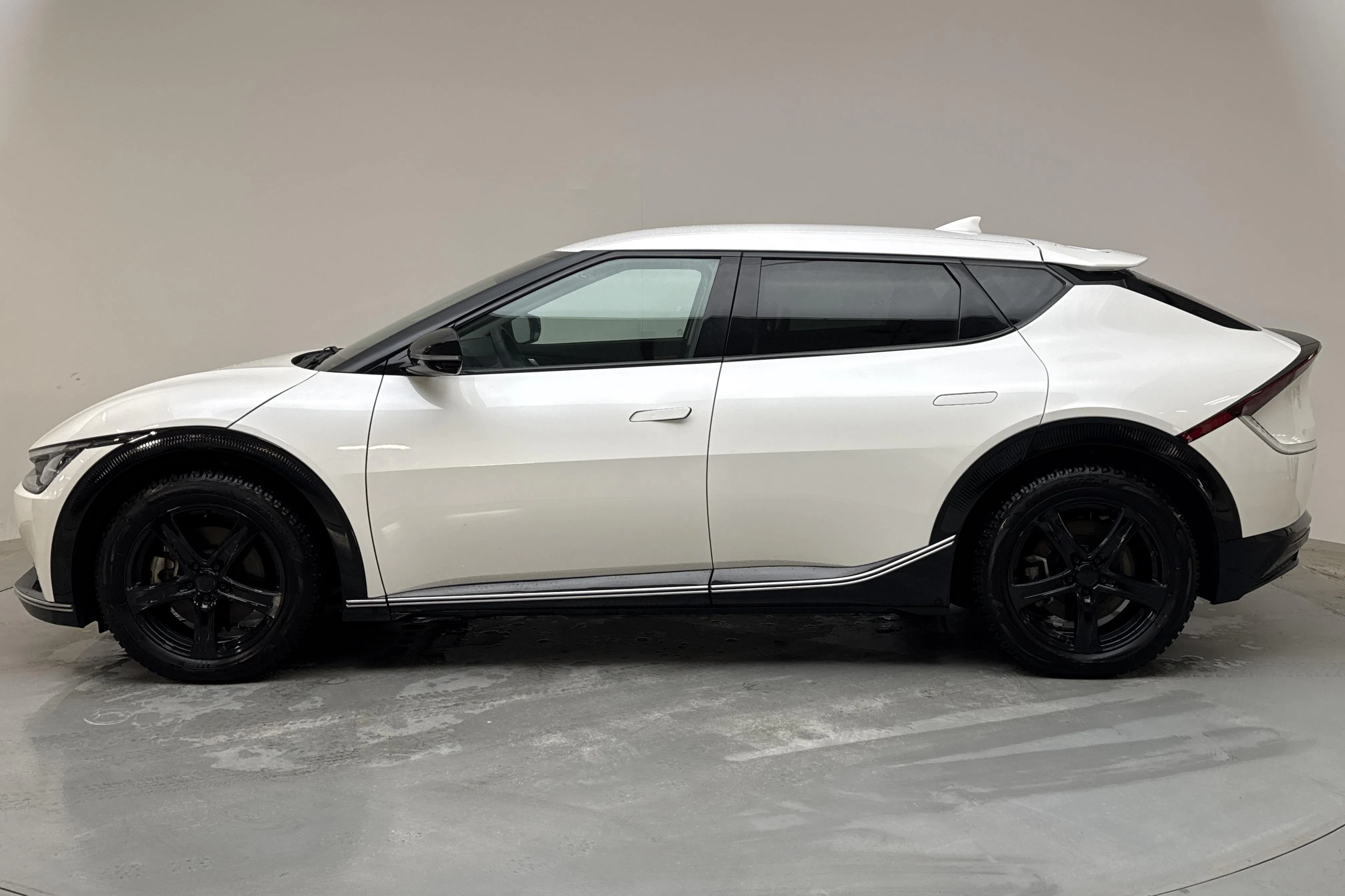 Presentationsfoto 2 av 16: KIA EV6 AWD (325hk) - 6 136 mil - Automat - vit - 2024