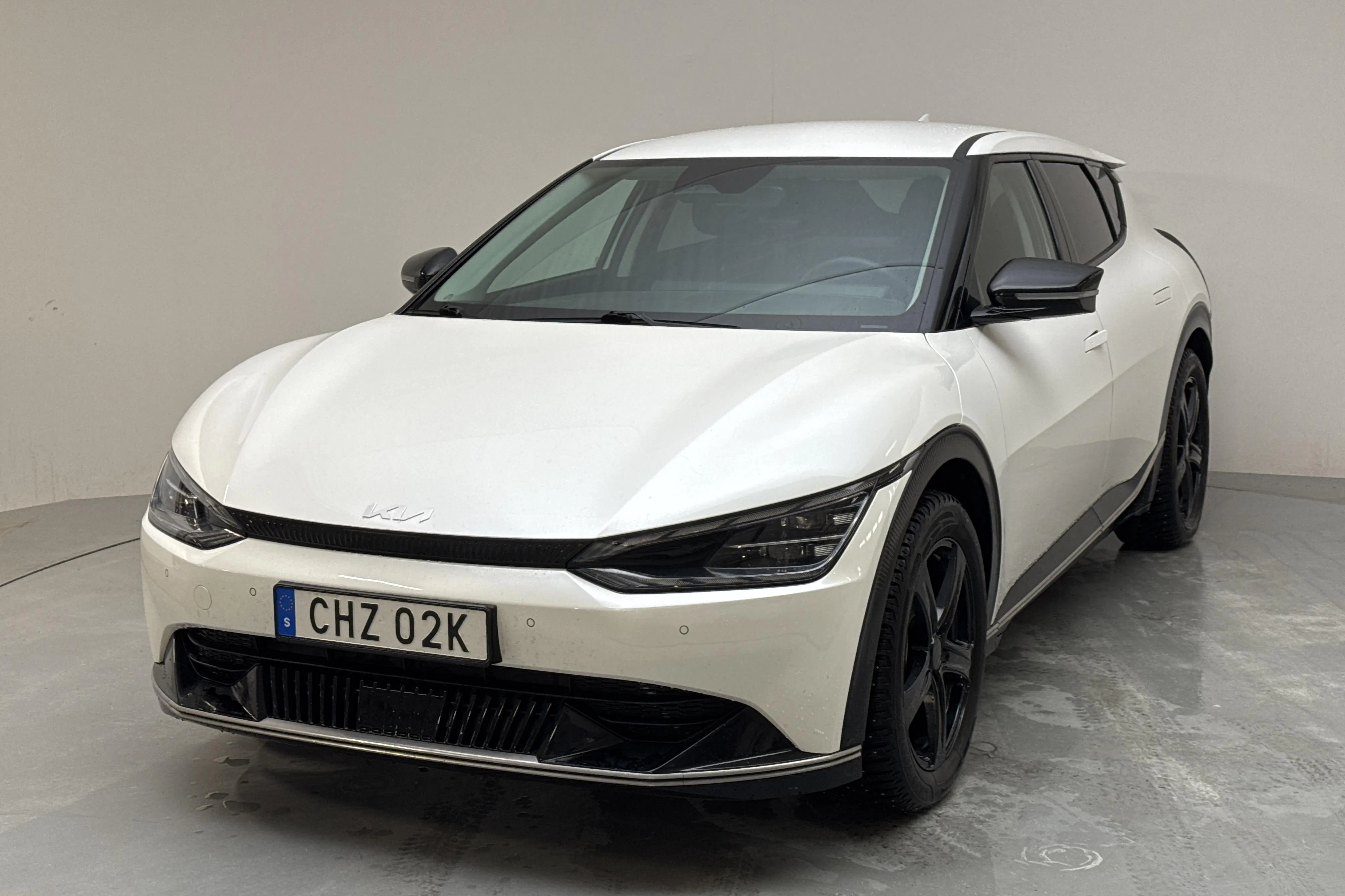 Presentationsfoto 1 av 16: KIA EV6 AWD (325hk) - 6 136 mil - Automat - vit - 2024