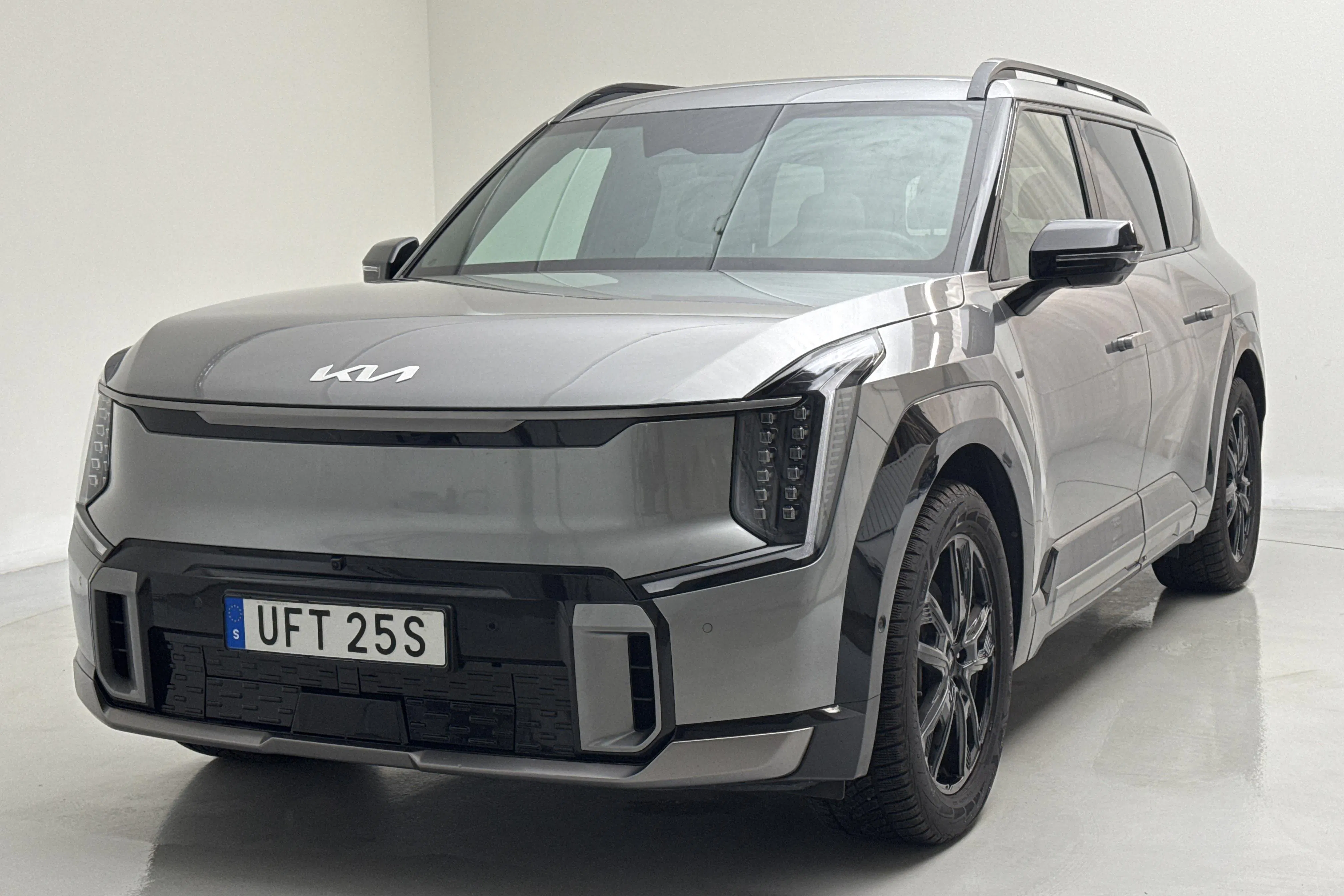 Presentationsfoto 1 av 28: KIA EV9 AWD (384hk) - 3 236 mil - Automat - grå - 2024