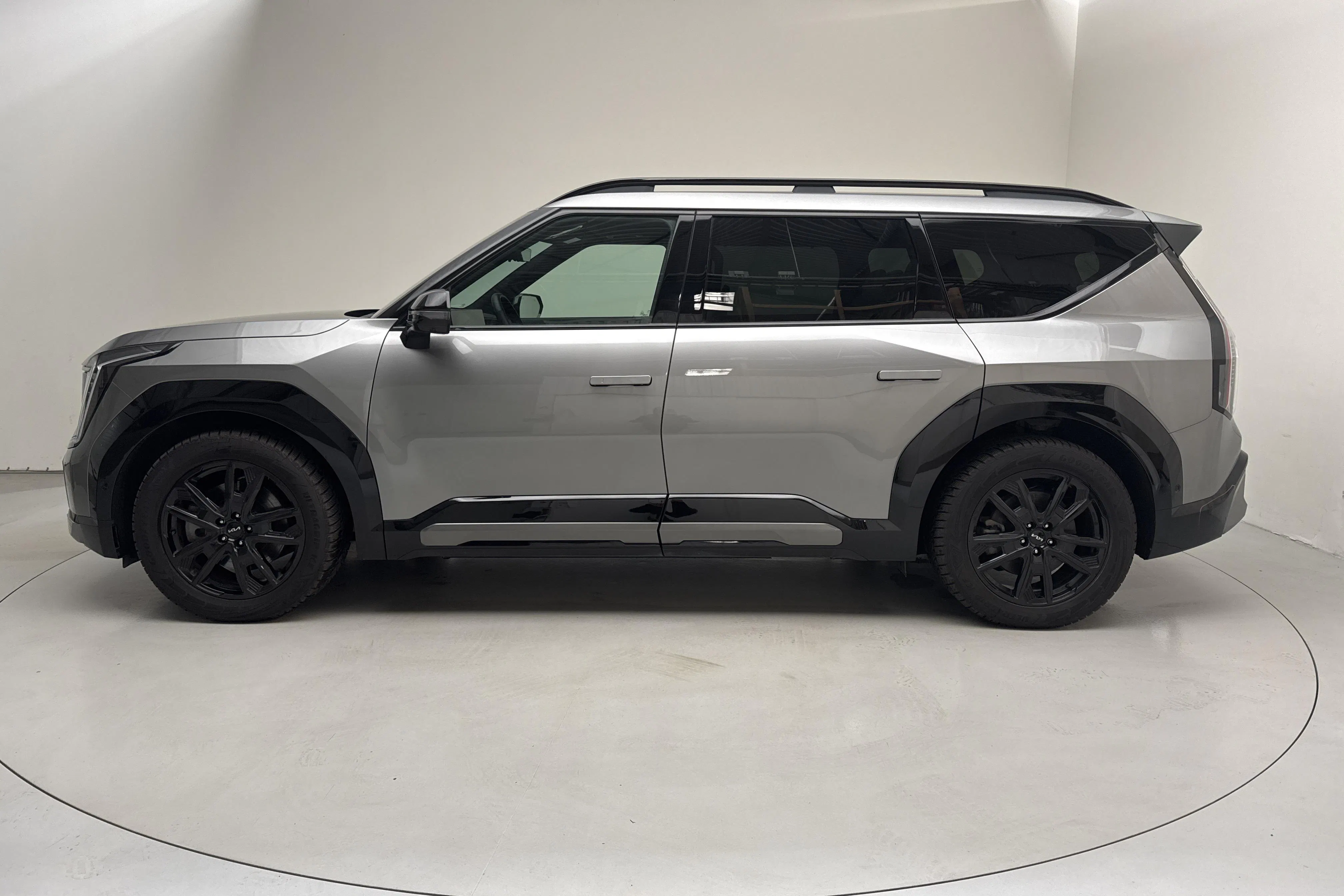 Presentationsfoto 2 av 28: KIA EV9 AWD (384hk) - 3 236 mil - Automat - grå - 2024