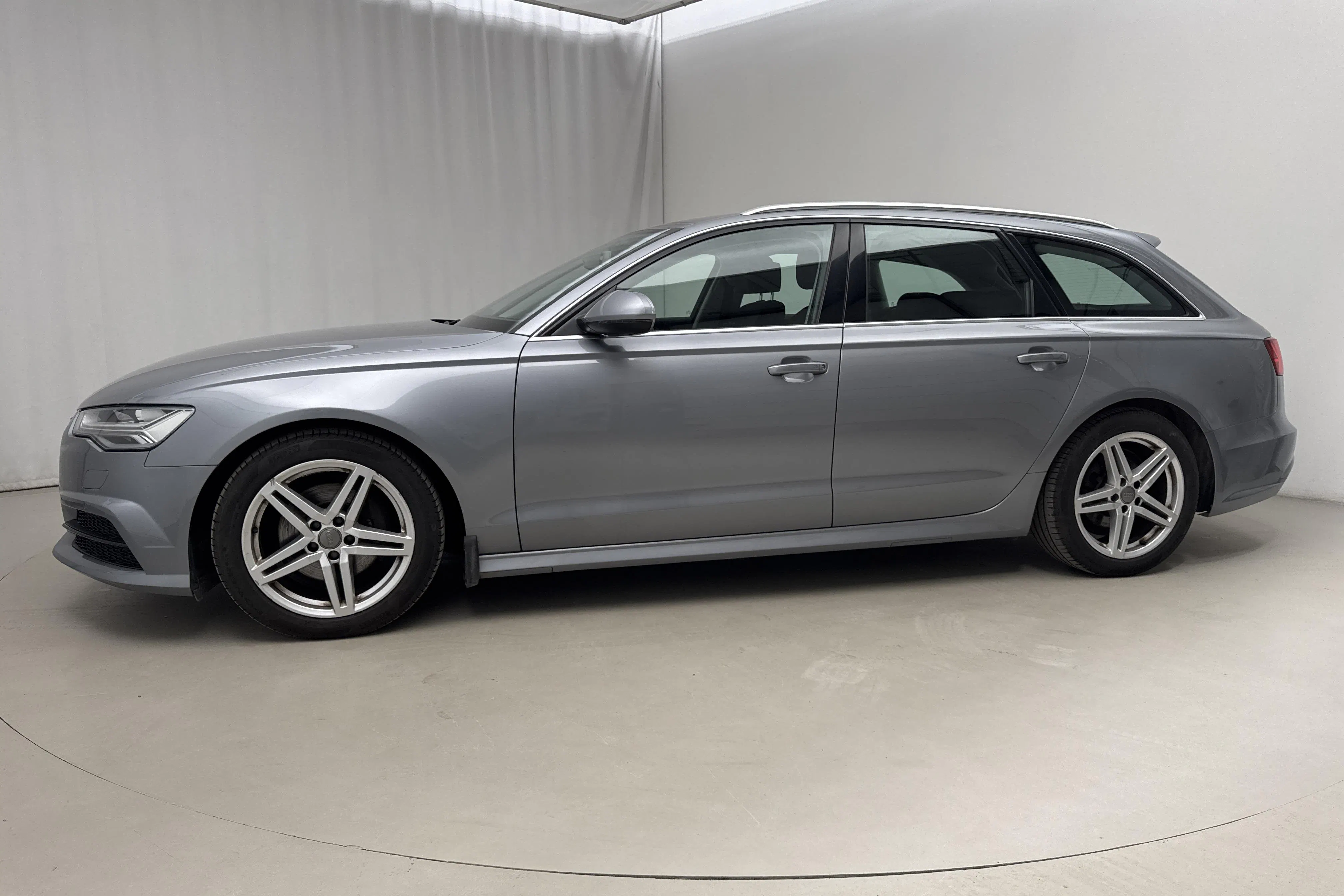 Presentationsfoto 2 av 19: Audi A6 2.0 TDI Avant quattro (190hk) - 15 790 mil - Automat - grå - 2018