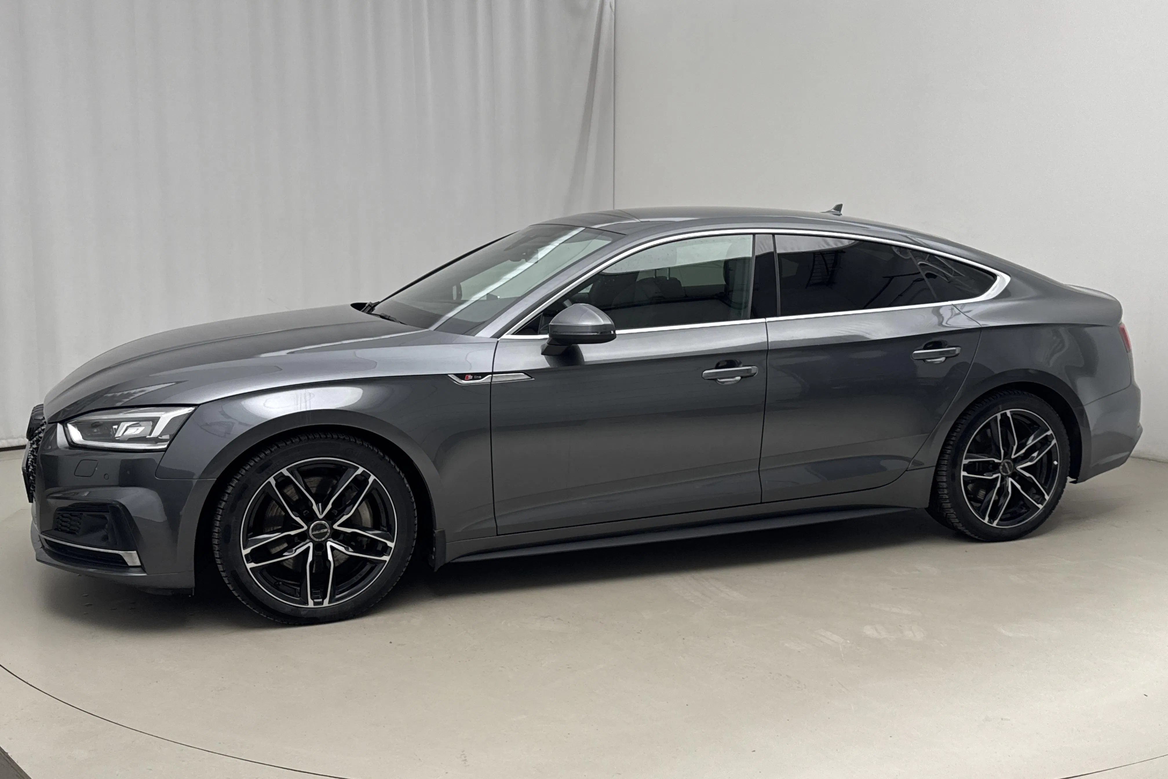 Presentationsfoto 2 av 20: Audi A5 Sportback 45 TFSI quattro (245hk) - 12 888 mil - Automat - grå - 2019