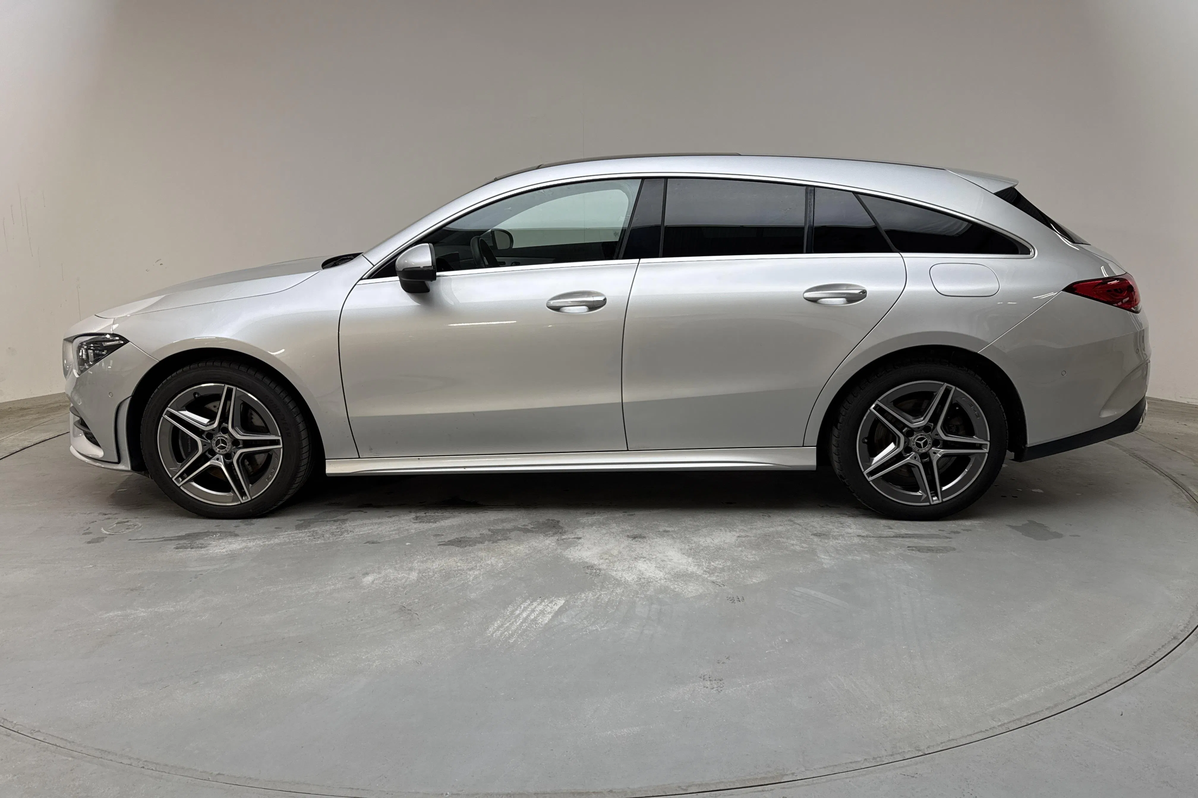Presentationsfoto 2 av 17: Mercedes CLA 250 e Shooting Brake X118 (218hk) - 12 415 mil - Automat - silver - 2023