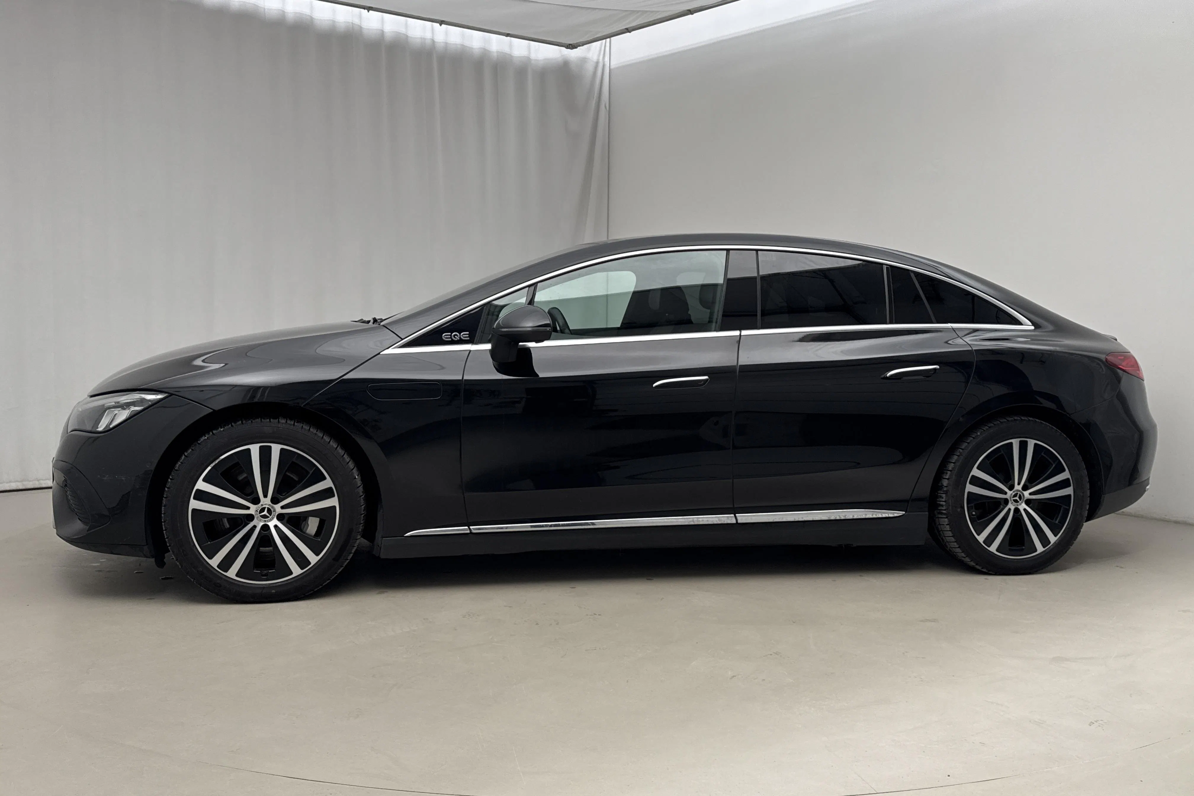 Presentationsfoto 2 av 23: Mercedes EQE 300 V295 (245hk) - 27 126 mil - Automat - svart - 2023