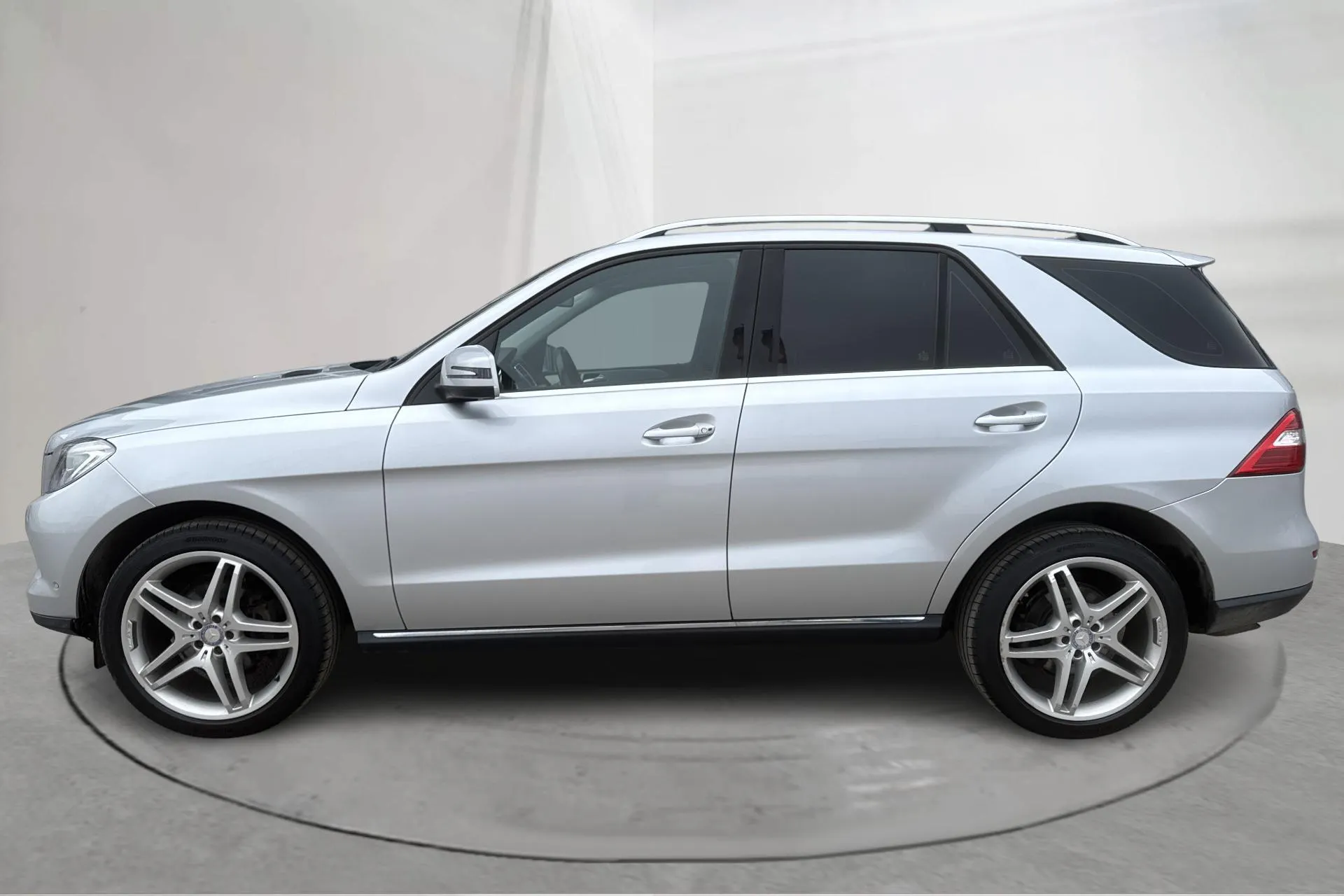 Presentationsfoto 2 av 16: Mercedes ML 350 CDI BlueTEC W166 (258hk) - 20 584 mil - Automat - silver - 2013