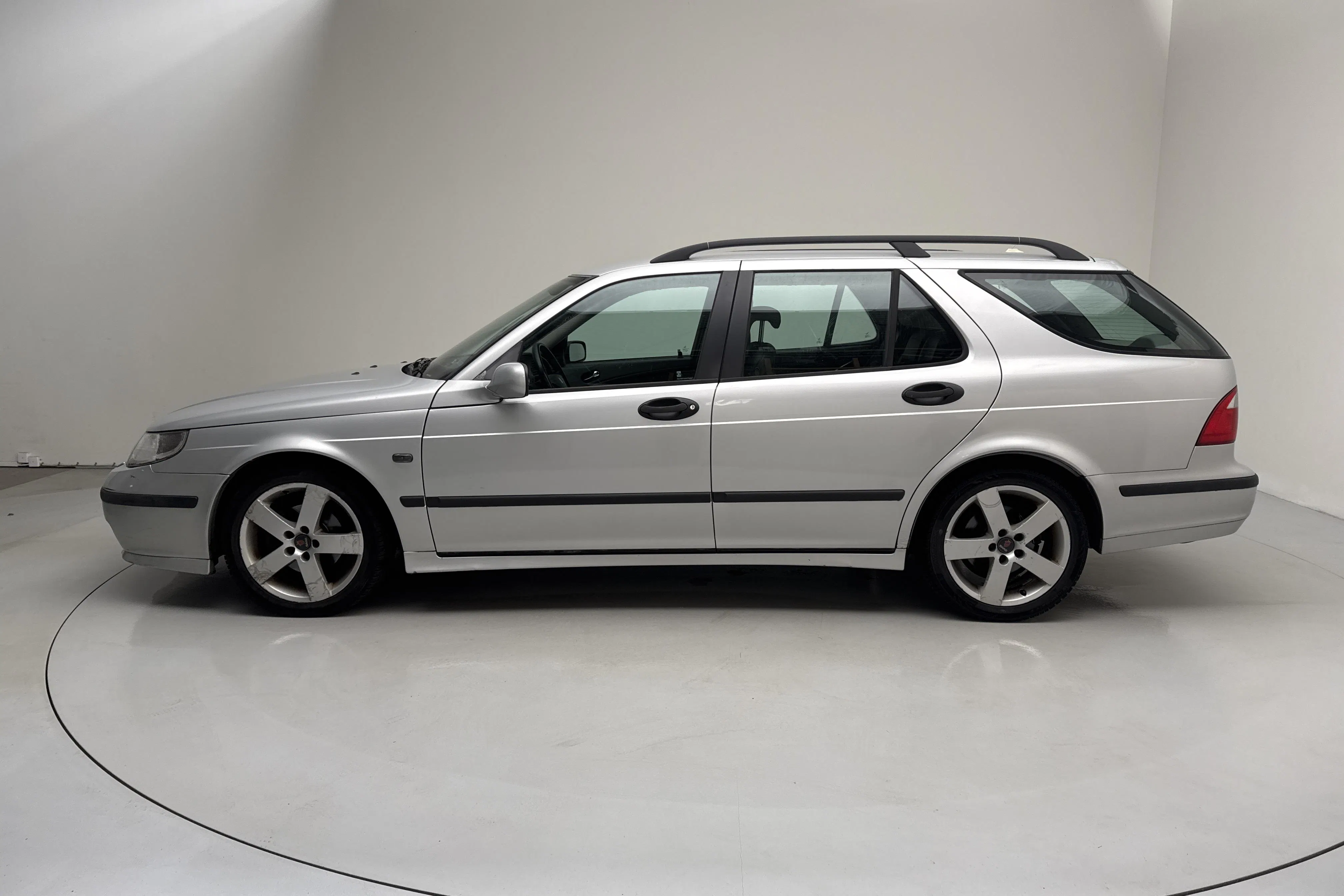 Presentationsfoto 2 av 10: Saab 9-5 2.3t SportCombi (185hk) - 19 059 mil - Automat - Light Grey - 2005