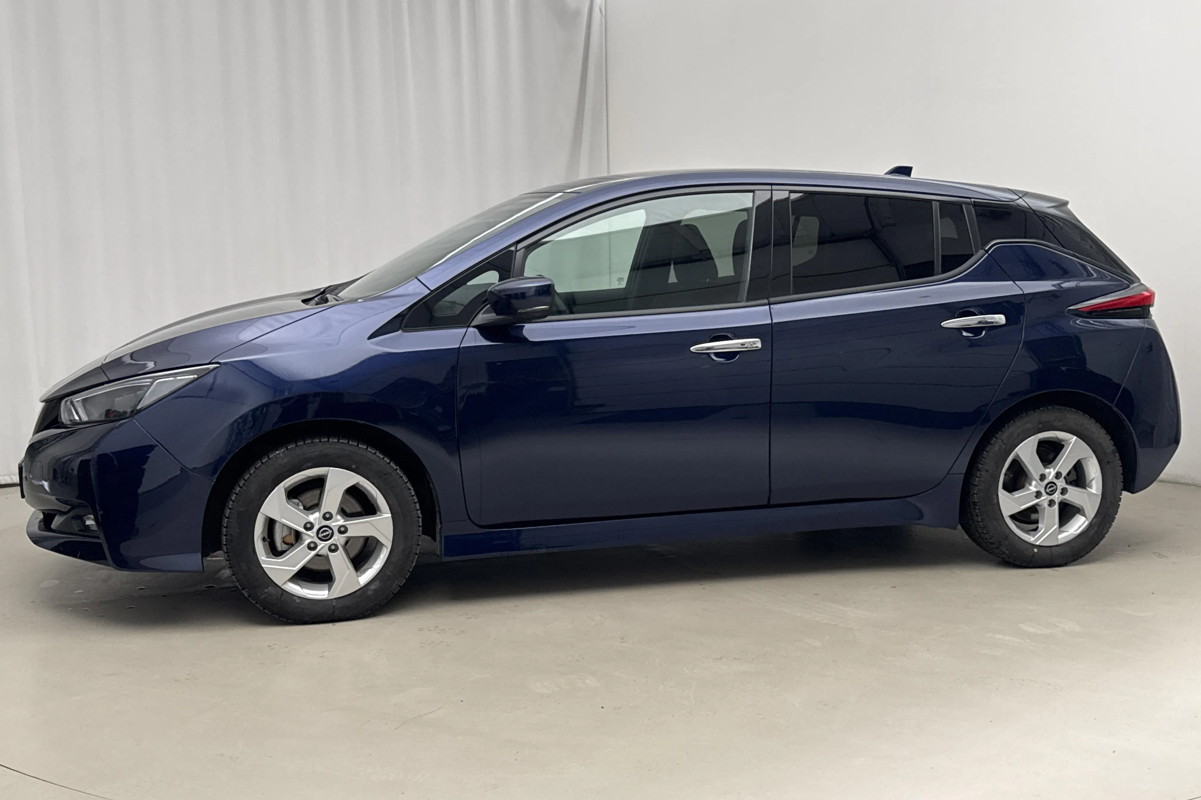 Presentation photo 2 of 19: Nissan LEAF 5dr 40kWh (150hk) - 4 040 km - Automatic - Dark Blue - 2023