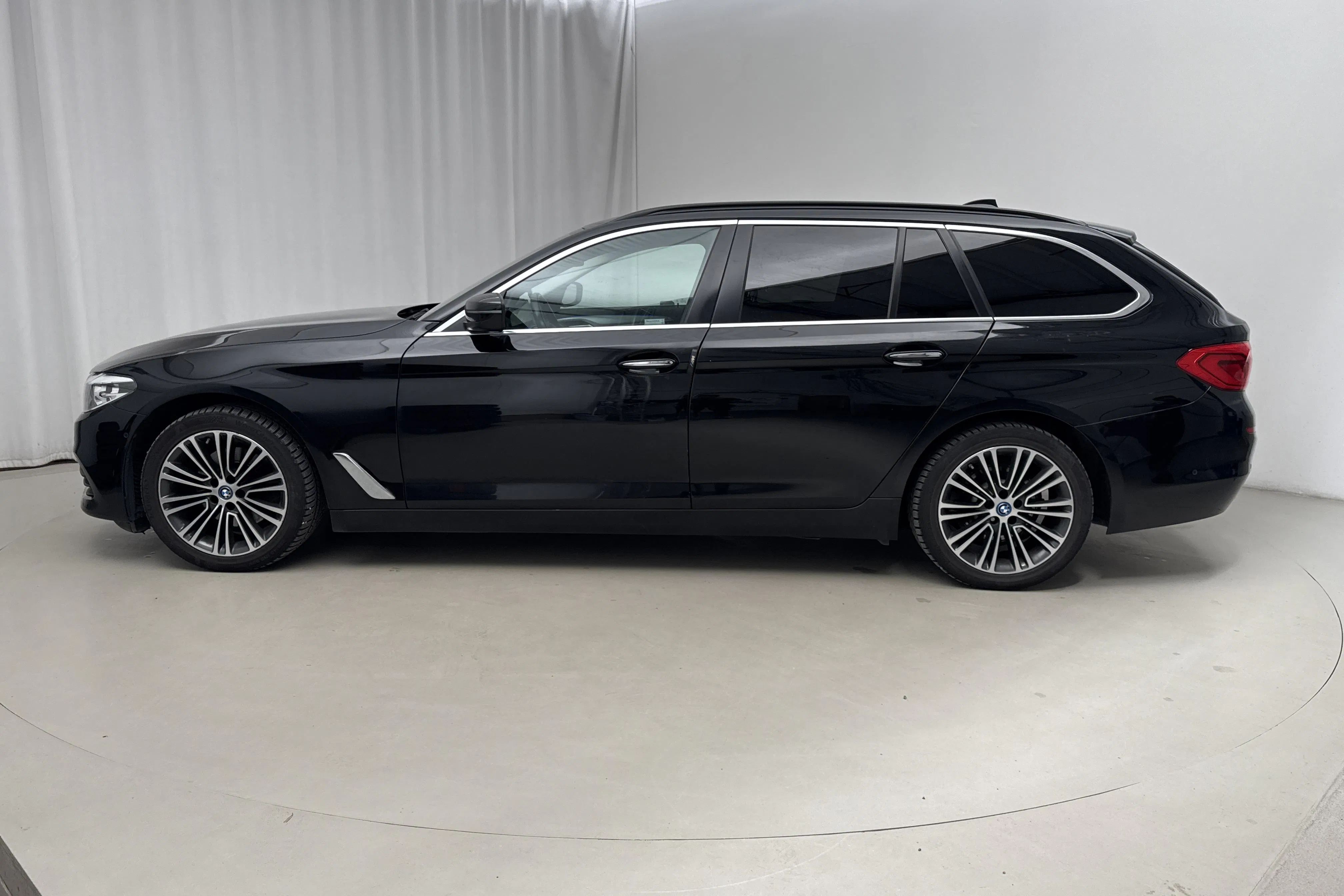 Presentationsfoto 2 av 16: BMW 520d Touring, G31 (190hk) - 22 836 mil - Automat - svart - 2018