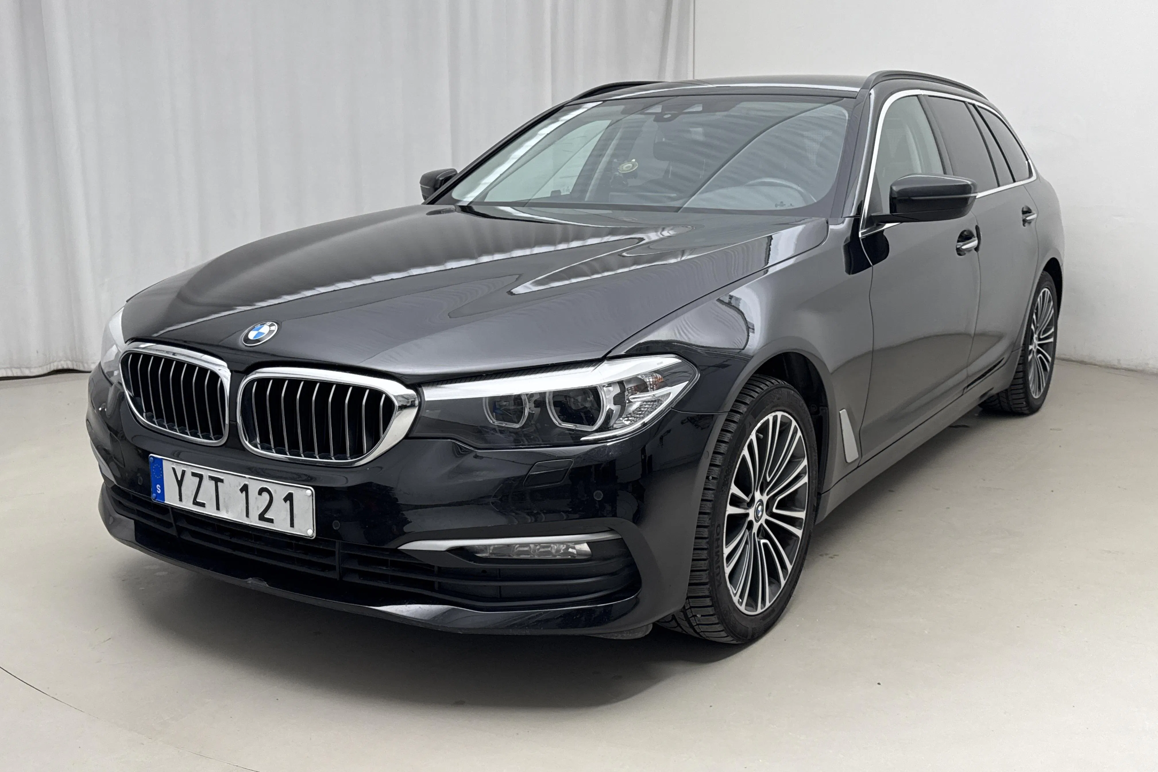 Presentationsfoto 1 av 16: BMW 520d Touring, G31 (190hk) - 22 836 mil - Automat - svart - 2018