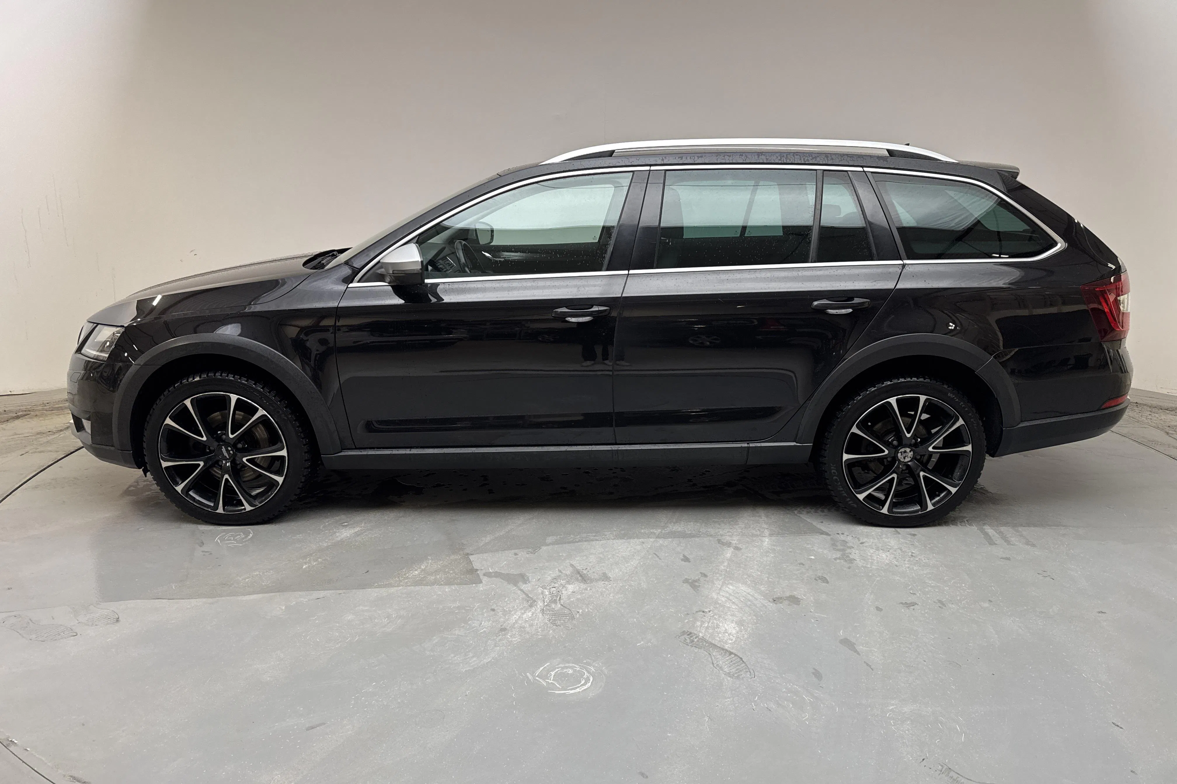 Presentationsfoto 2 av 13: Skoda Octavia Scout II 2.0 TDI 4X4 (184hk) - 21 499 mil - Automat - svart - 2020