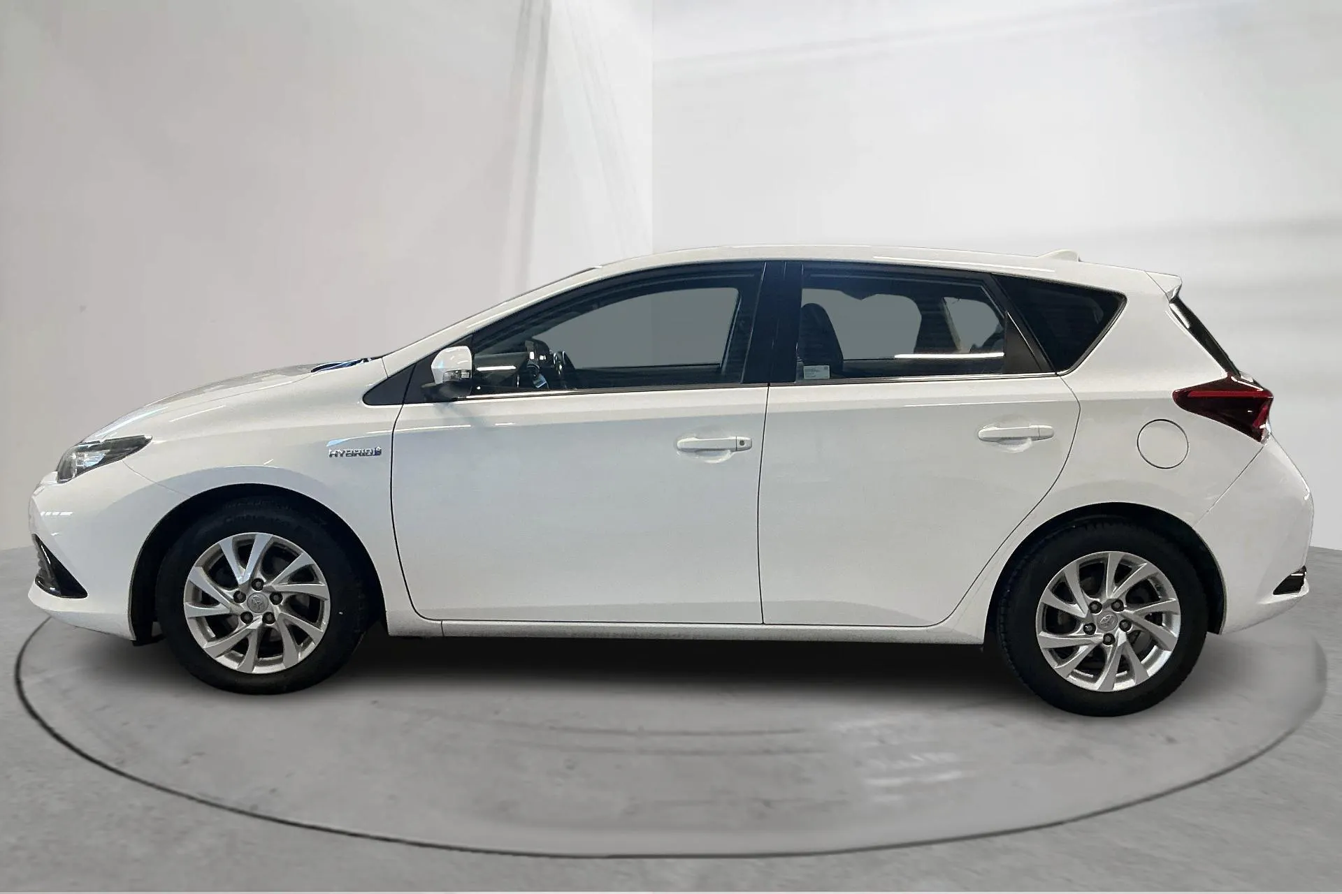 Presentationsfoto 2 av 15: Toyota Auris 1.8 HSD 5dr (99hk) - 12 757 mil - Automat - vit - 2017