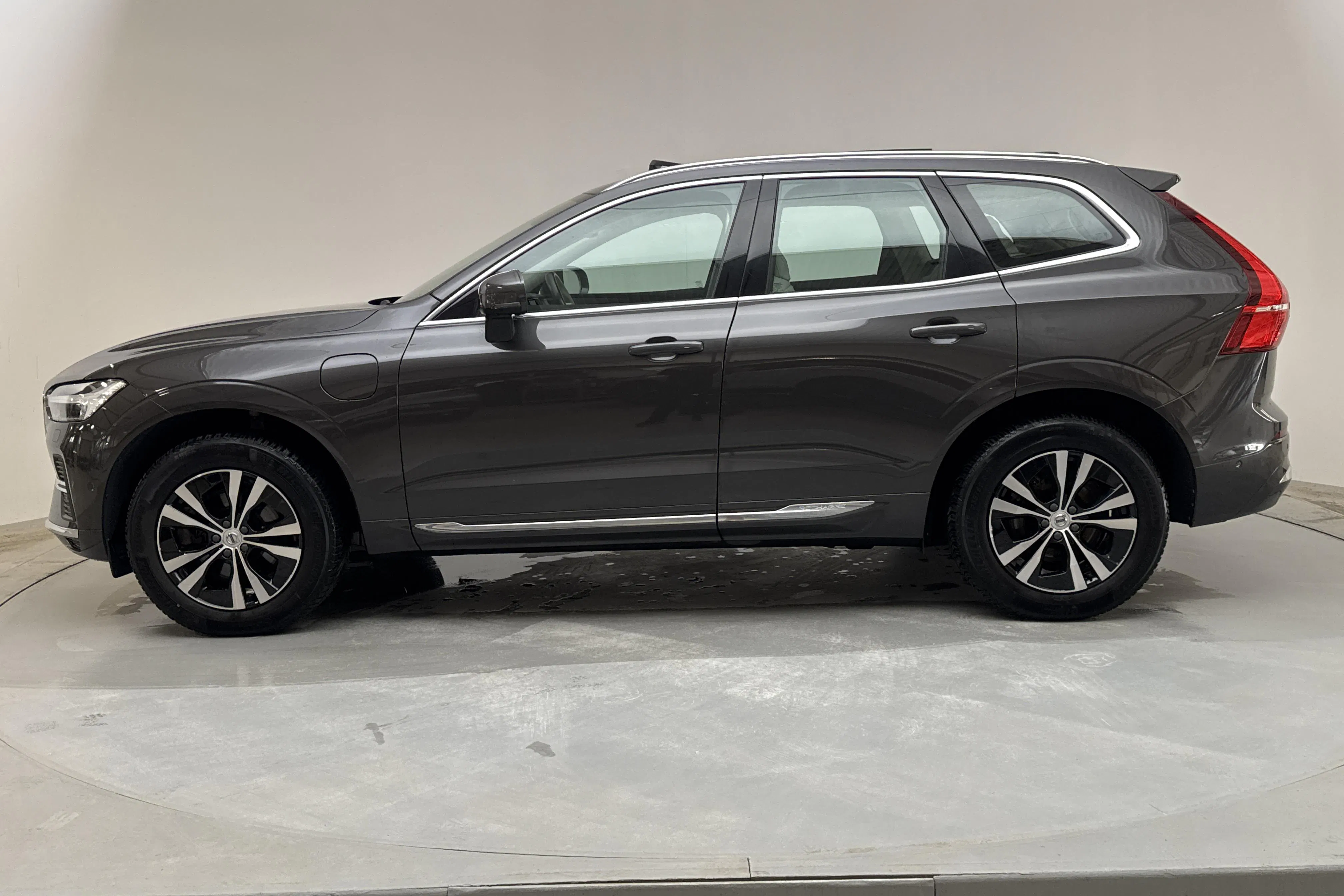Presentationsfoto 2 av 23: Volvo XC60 T6 AWD Recharge (350hk) - 9 394 mil - Automat - grå - 2023