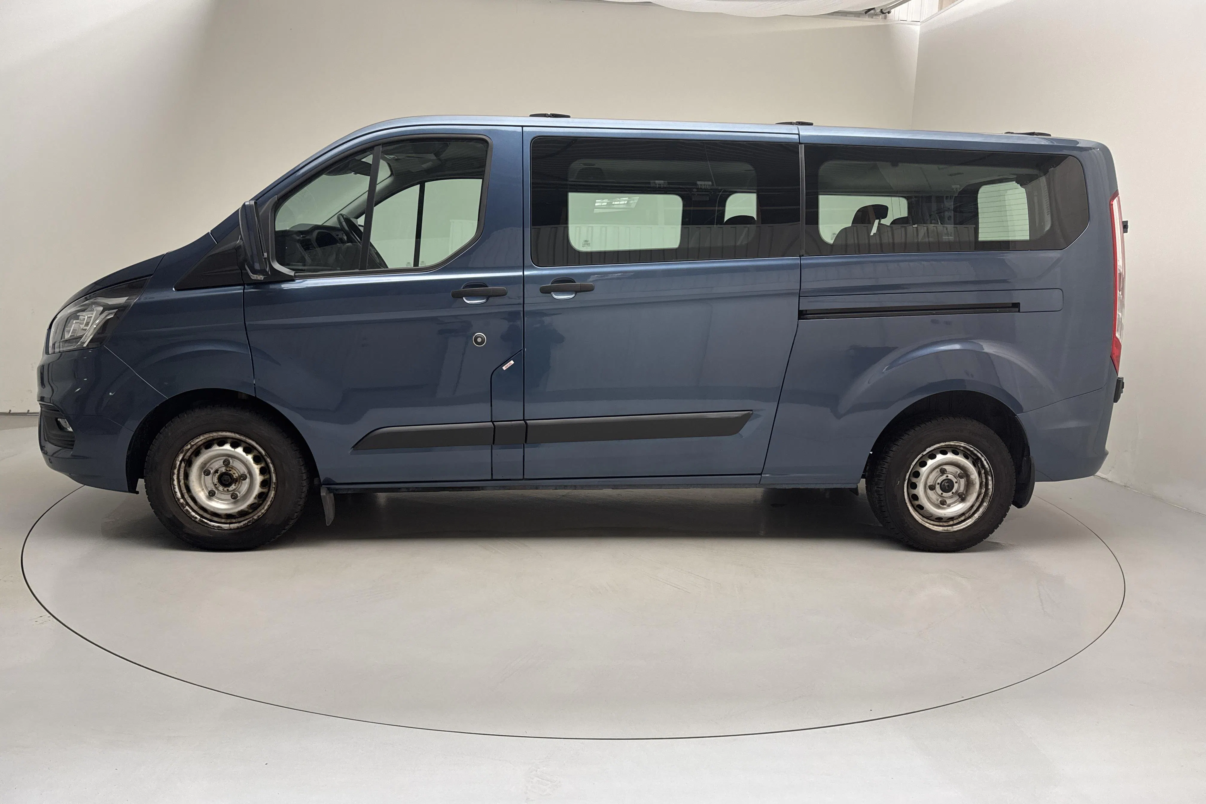 Præsentationsfoto 2 af 15: Ford Transit Custom Kombi 330 (130hk) - 178 100 kilometer - Salgsautomat - Blå farve - 2019