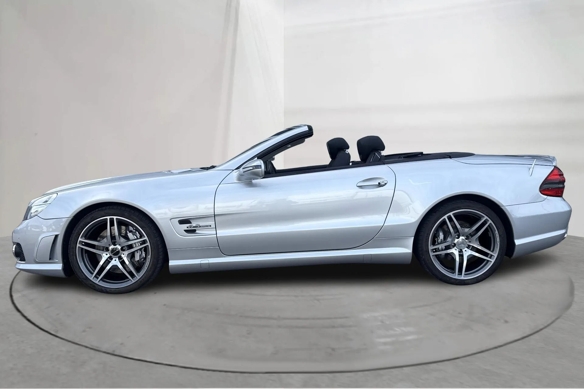 Presentationsfoto 2 av 35: Mercedes SL 63 AMG R230 (525hk) - 8 763 mil - Automat - silver - 2008
