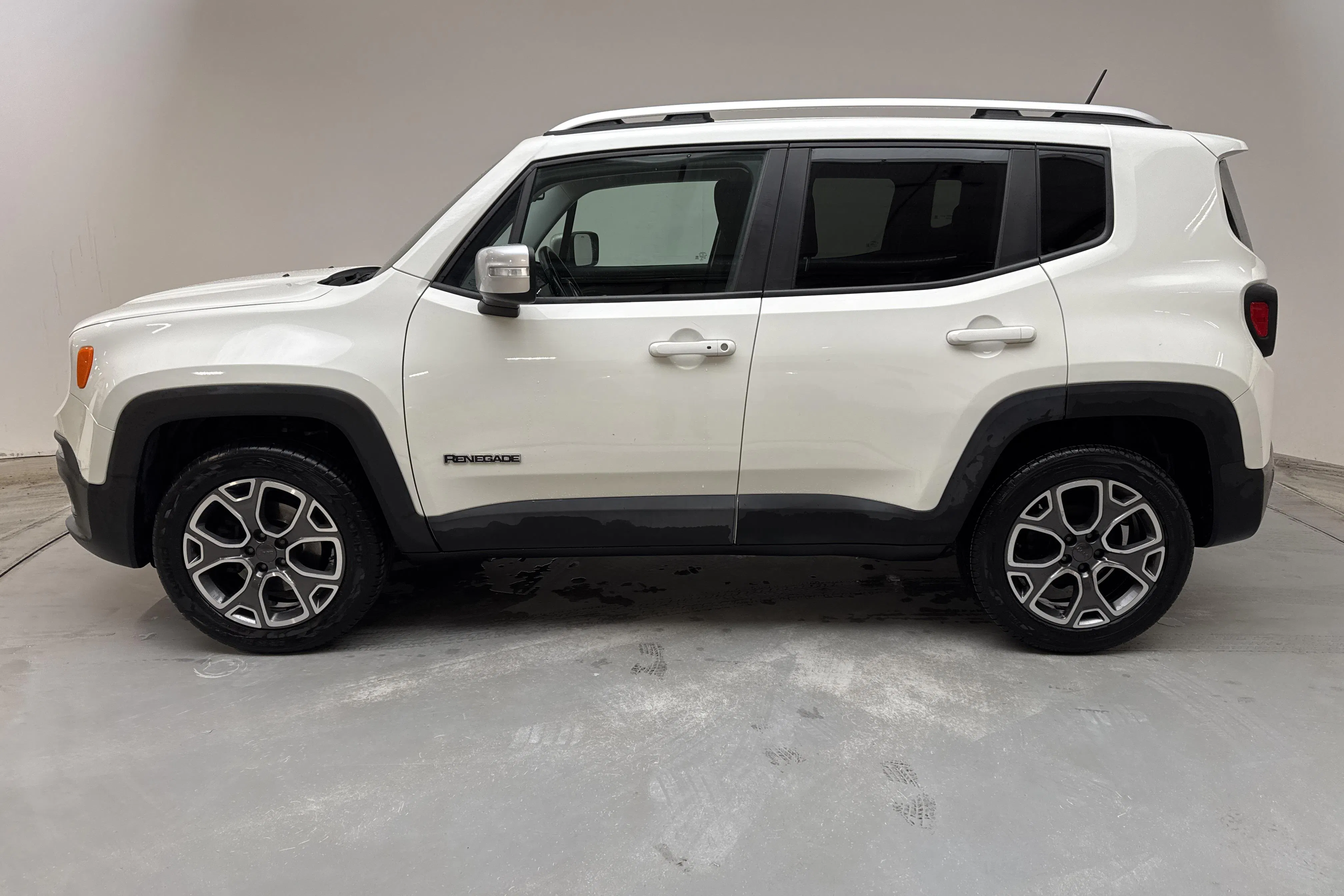 Presentationsfoto 2 av 14: Jeep Renegade 2.0 MultiJet 4WD (140hk) - 8 256 mil - Automat - vit - 2015