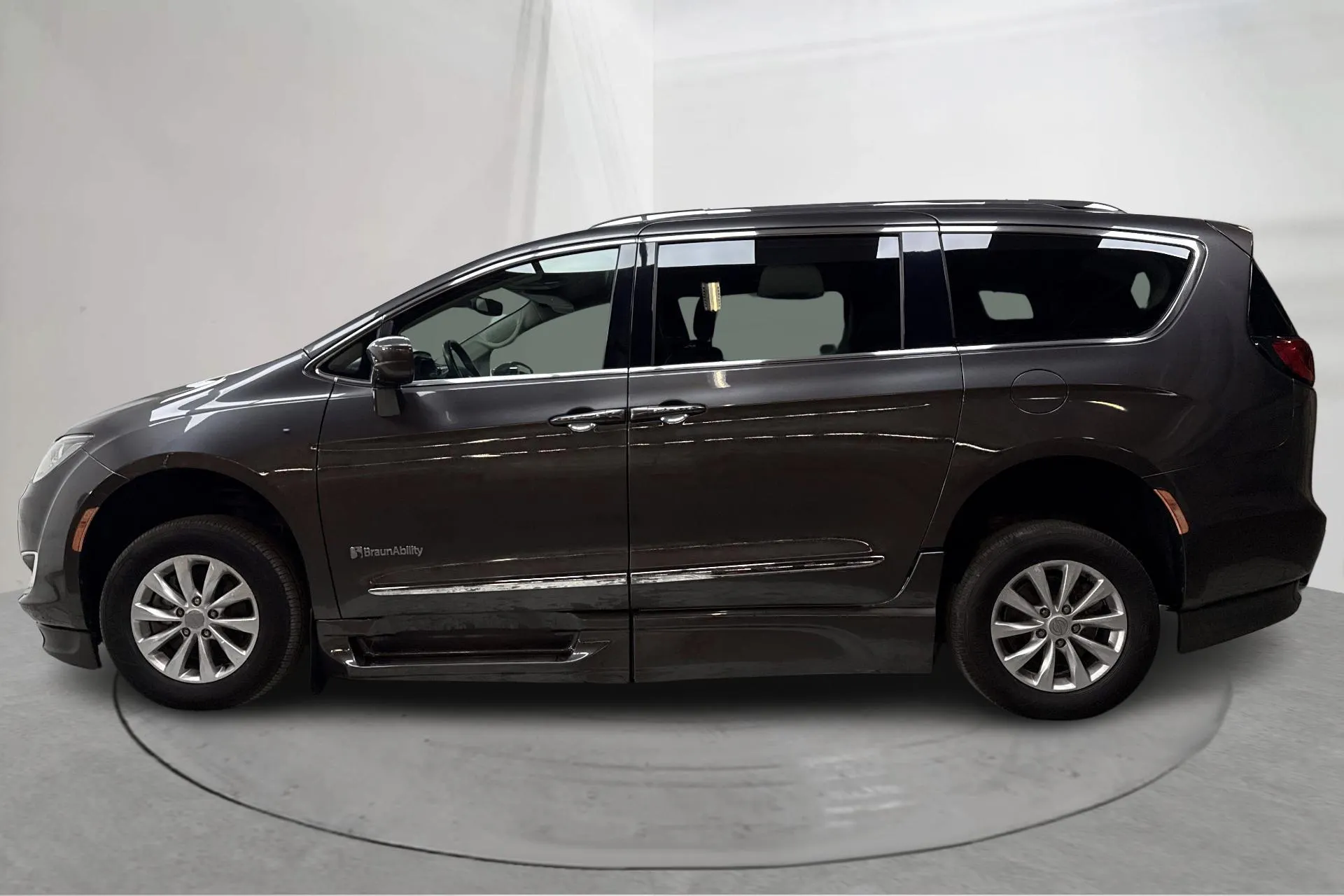 Presentation photo 2 of 21: Chrysler Pacifica 3.6 V6 FlexFuel (291hk) - 76 250 km - Automatic - gray - 2018