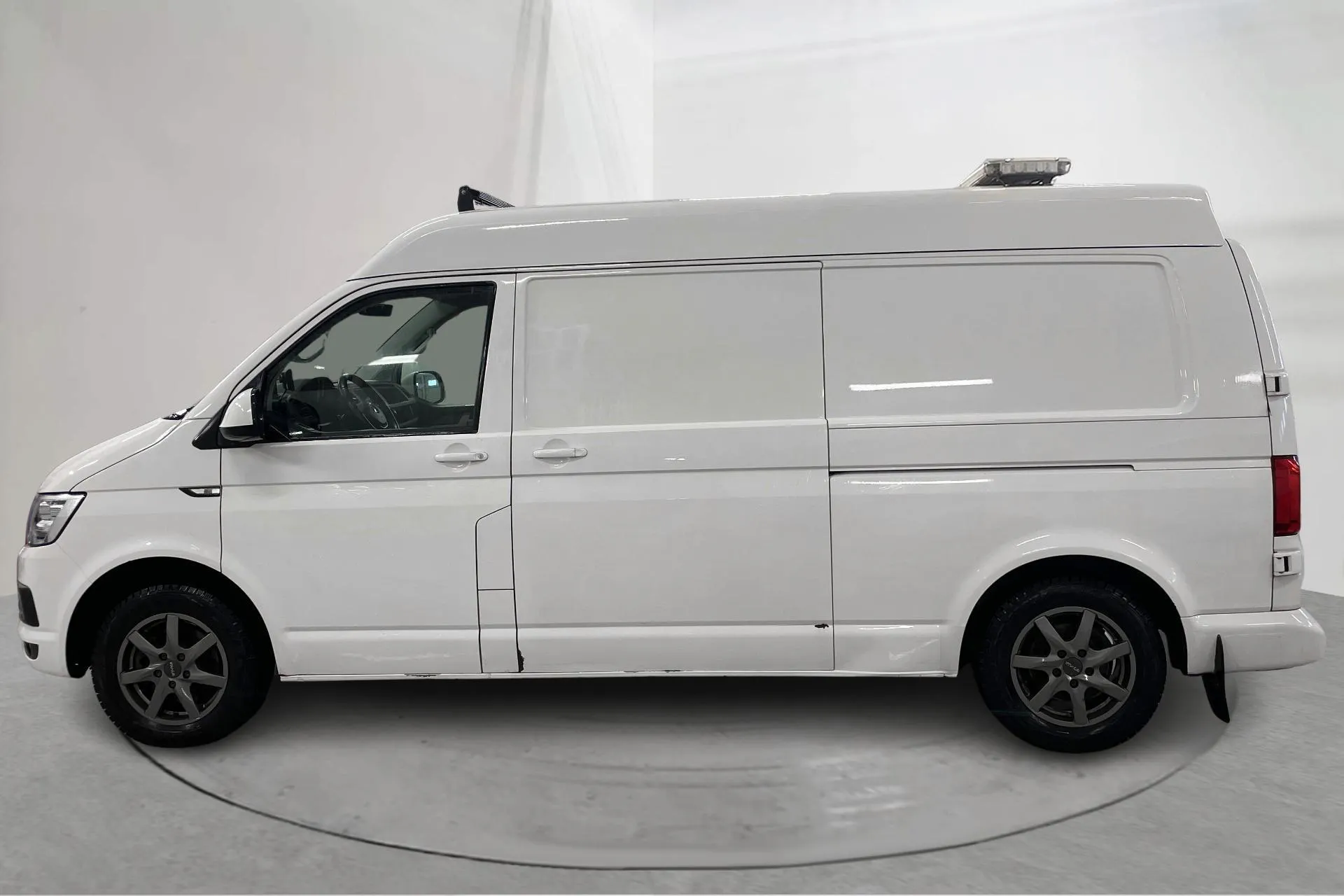 Presentation photo 2 of 16: VW Transporter T6 2.0 TDI BMT Skåp 4MOTION (150hk) - 151 390 km - Automatic - white - 2018