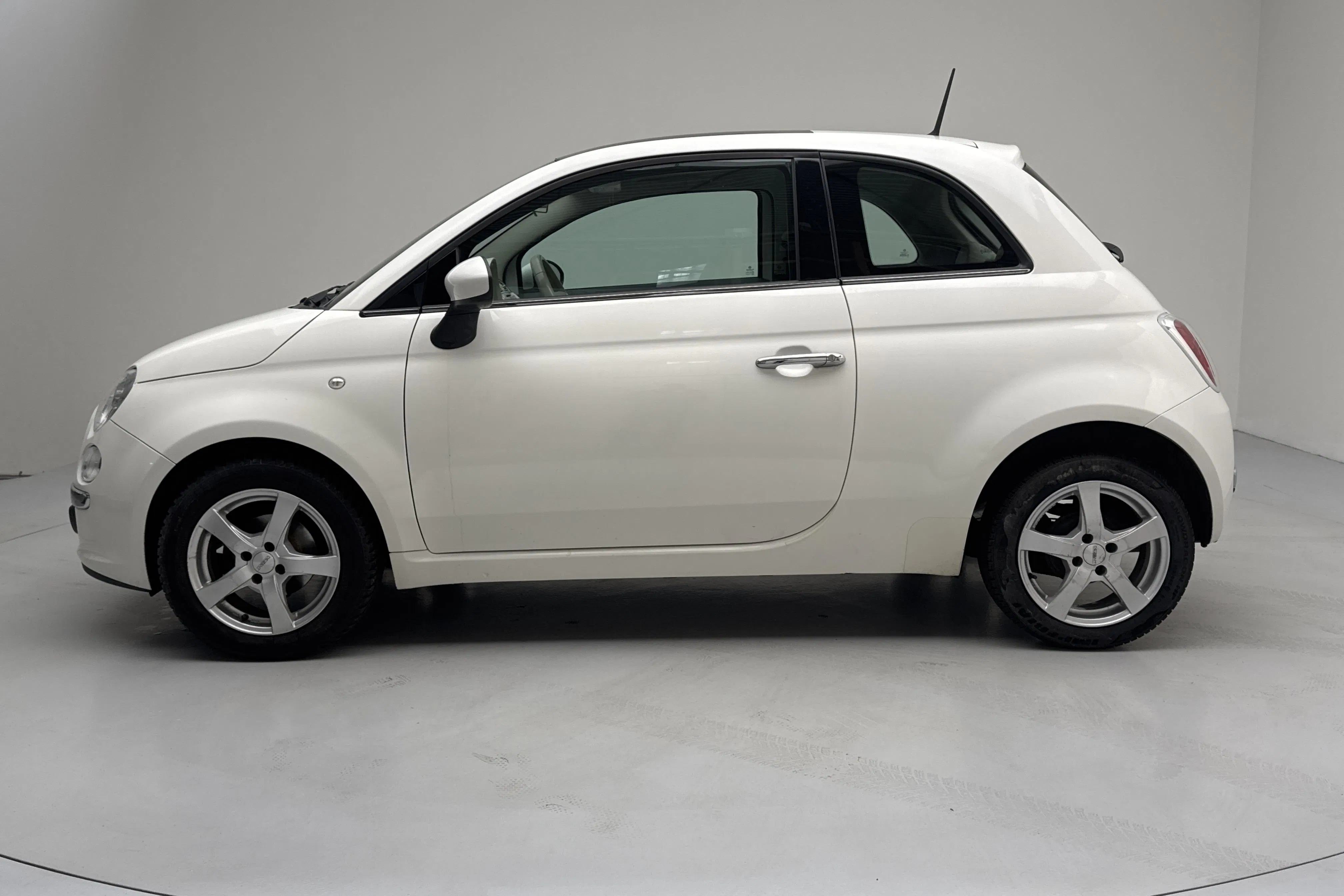 Presentationsfoto 2 av 13: Fiat 500 1.2 (69hk) - 10 464 mil - Manuell - vit - 2013
