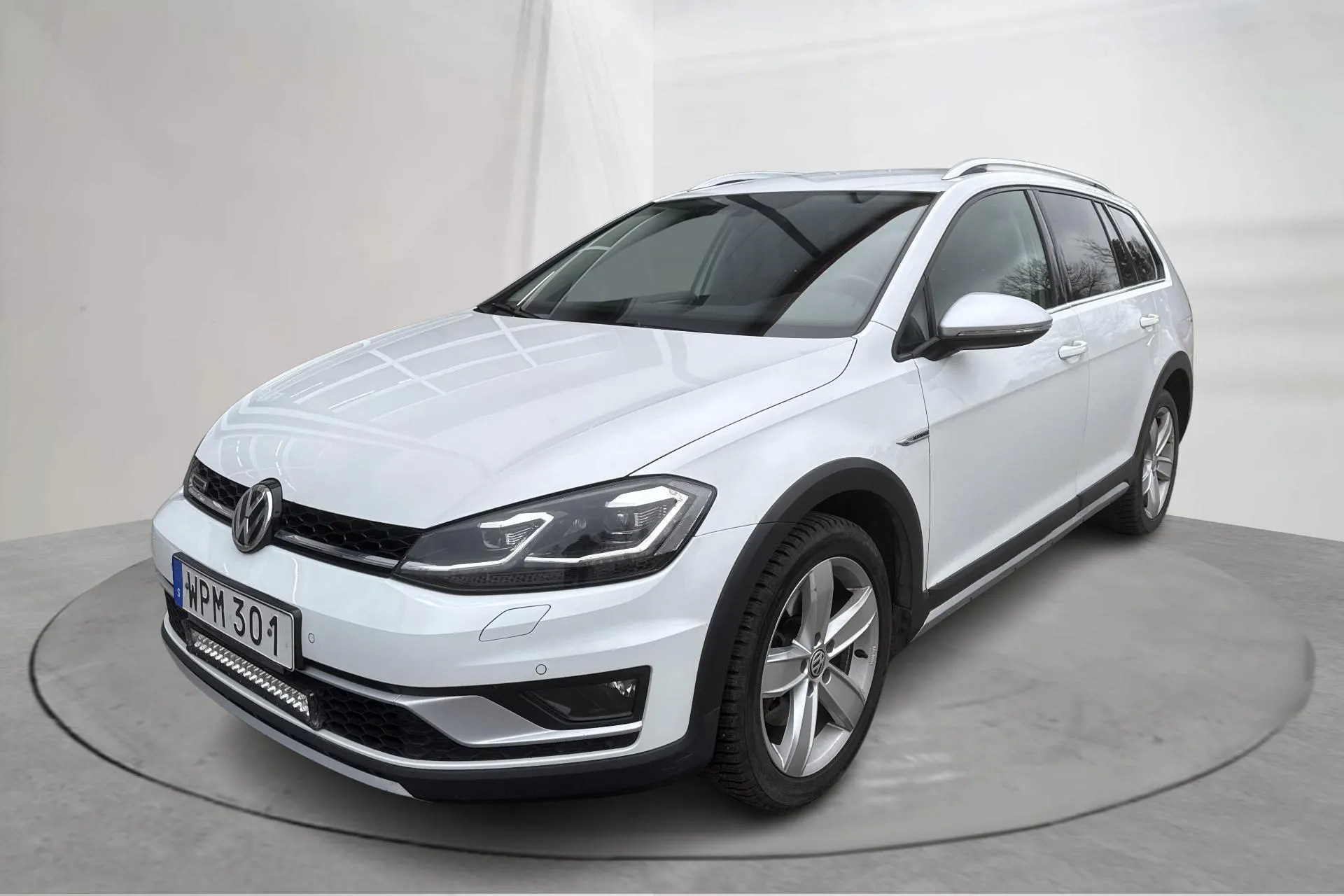 Presentationsfoto 1 av 16: VW Golf Alltrack 2.0 TDI 4Motion (184hk) - 23 000 mil - Automat - vit - 2017