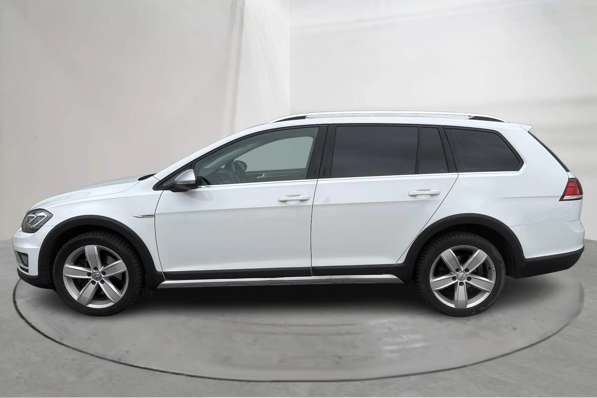 Presentationsfoto 2 av 16: VW Golf Alltrack 2.0 TDI 4Motion (184hk) - 23 000 mil - Automat - vit - 2017