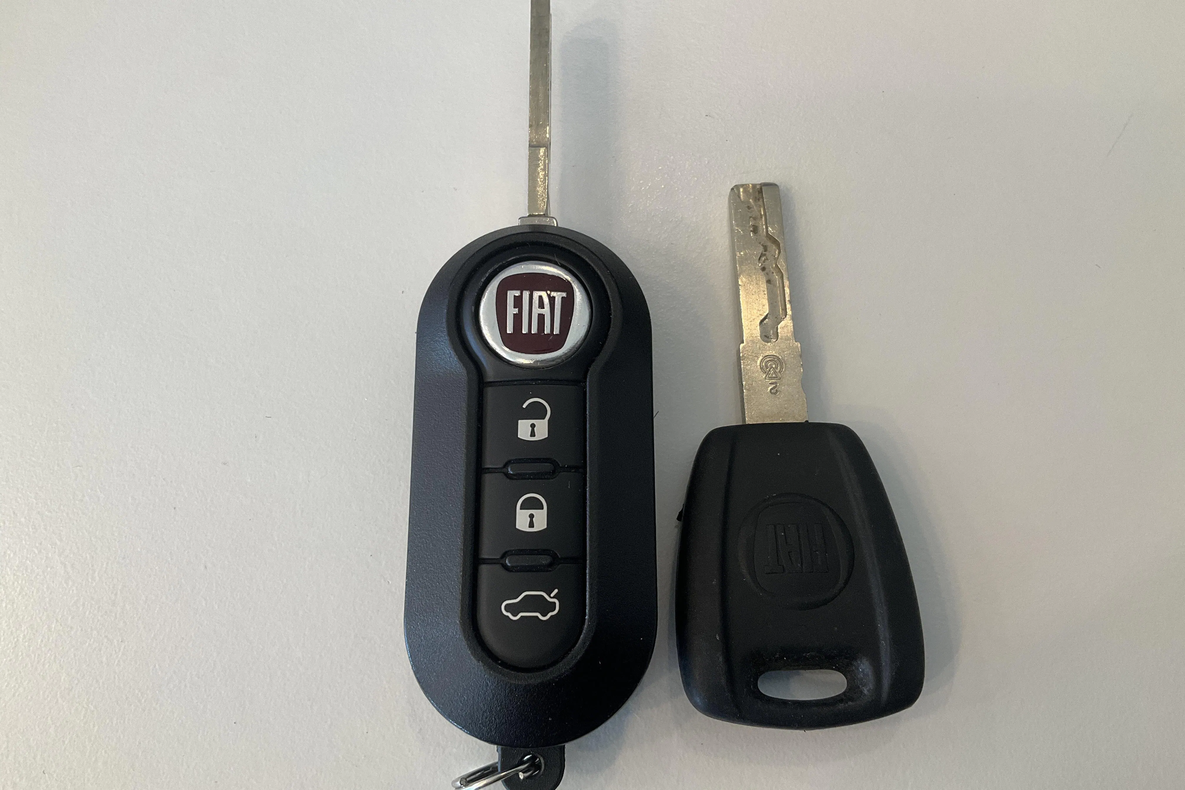 Presentation photo 17 of 17: Fiat 500 1.2 (69hk) - 85 640 km - Manual - red - 2018