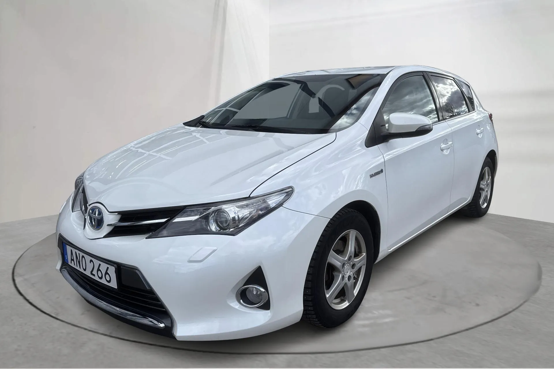 Presentationsfoto 1 av 13: Toyota Auris 1.8 HSD 5dr (99hk) - 23 358 mil - Automat - vit - 2015
