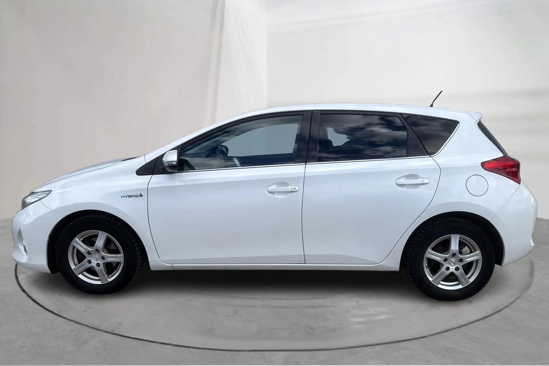 Presentationsfoto 2 av 13: Toyota Auris 1.8 HSD 5dr (99hk) - 23 358 mil - Automat - vit - 2015