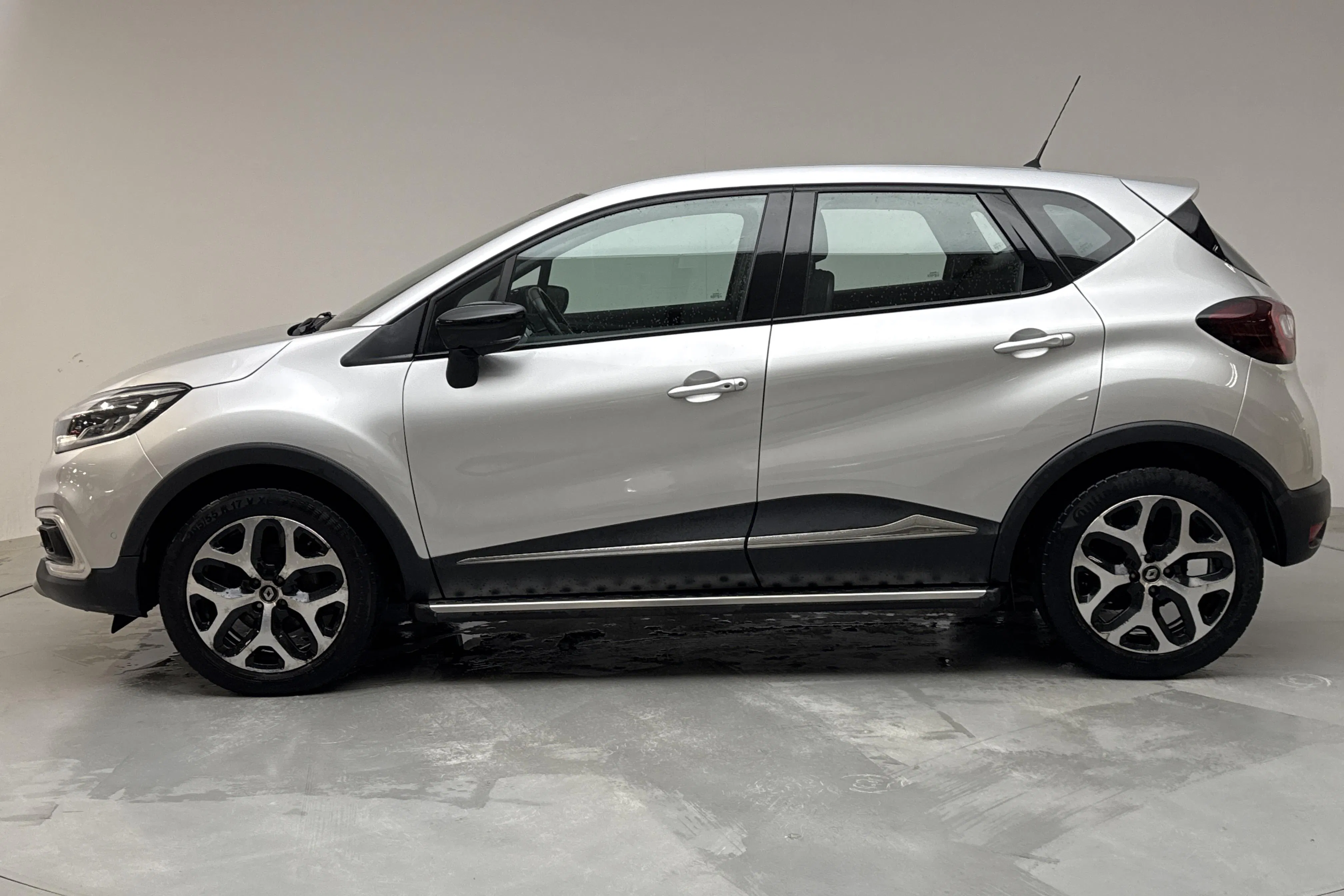 Presentationsfoto 2 av 15: Renault Captur 1.2 TCe (120hk) - 5 705 mil - Automat - silver - 2018
