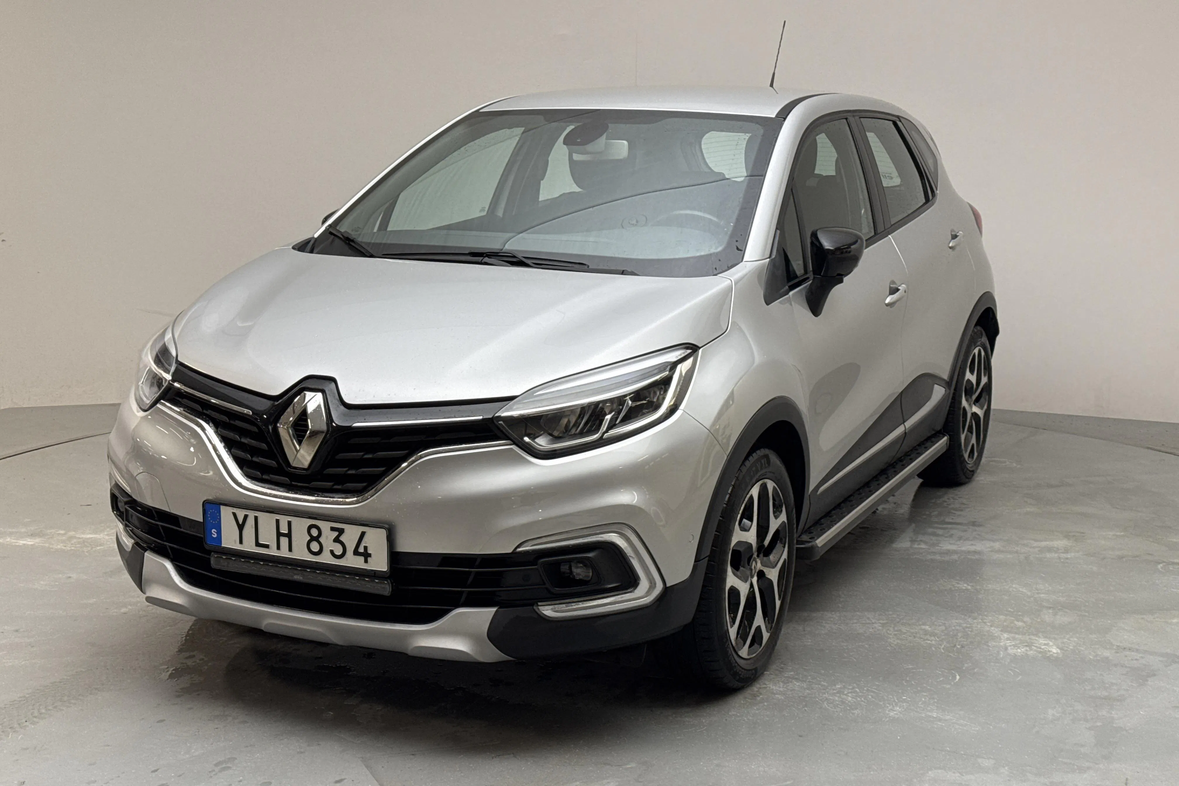Presentationsfoto 1 av 15: Renault Captur 1.2 TCe (120hk) - 5 705 mil - Automat - silver - 2018