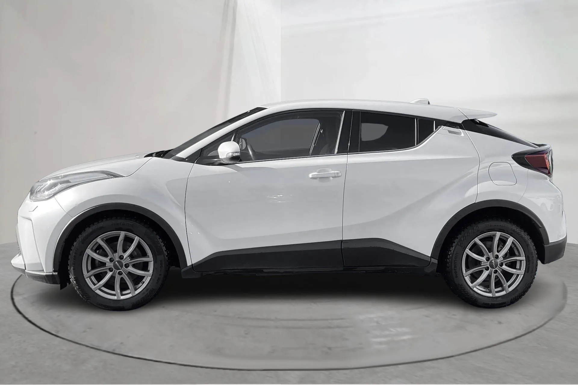 Presentationsfoto 2 av 16: Toyota C-HR 1.8 HSD (122hk) - 8 664 mil - Automat - vit - 2023